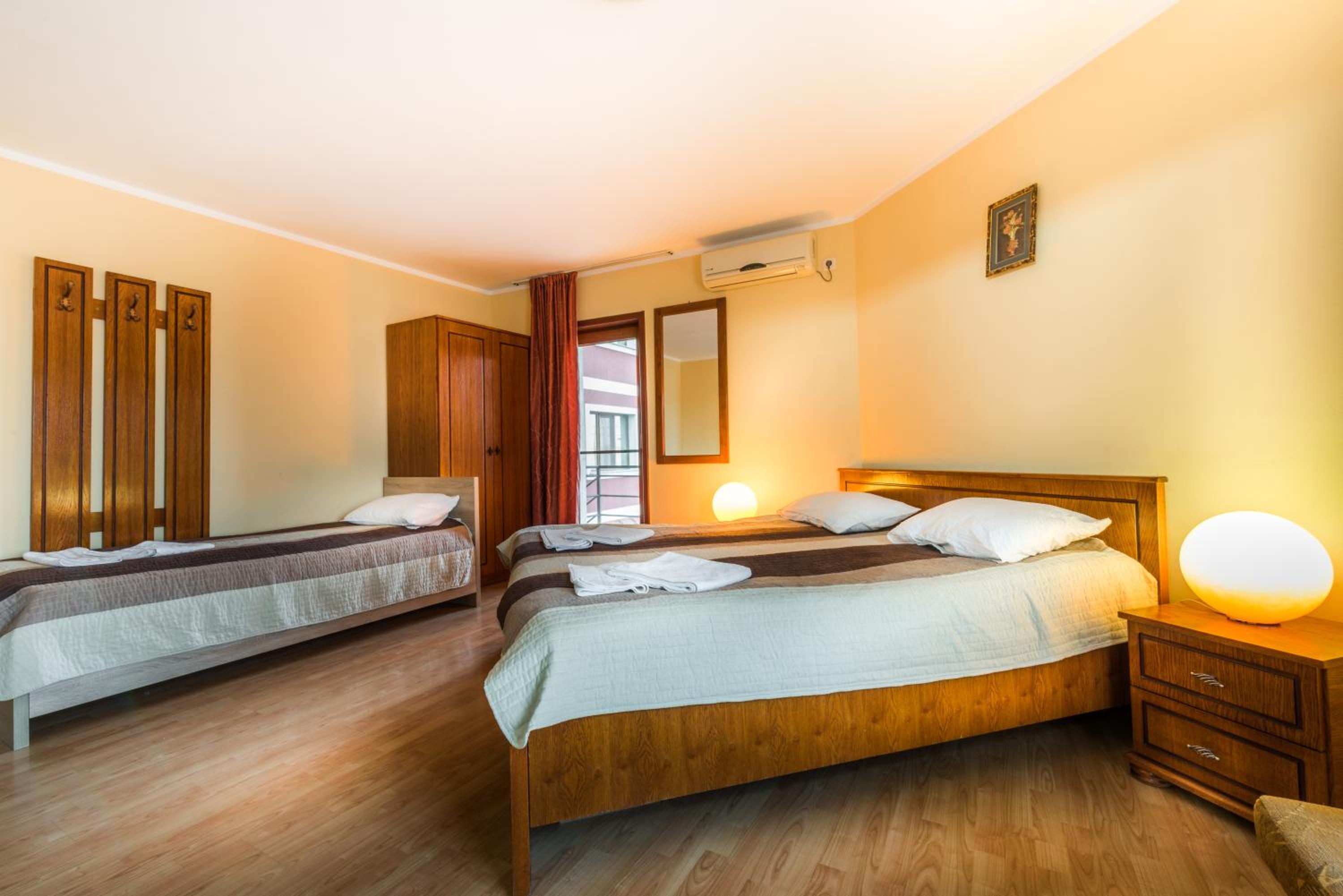 Double Room with Balcony - Photo 6