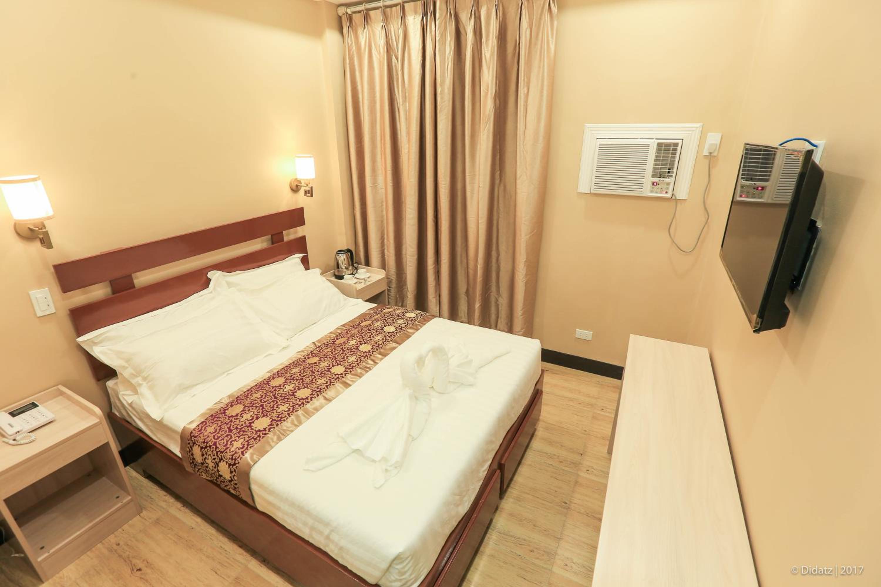 Standard Queen Room