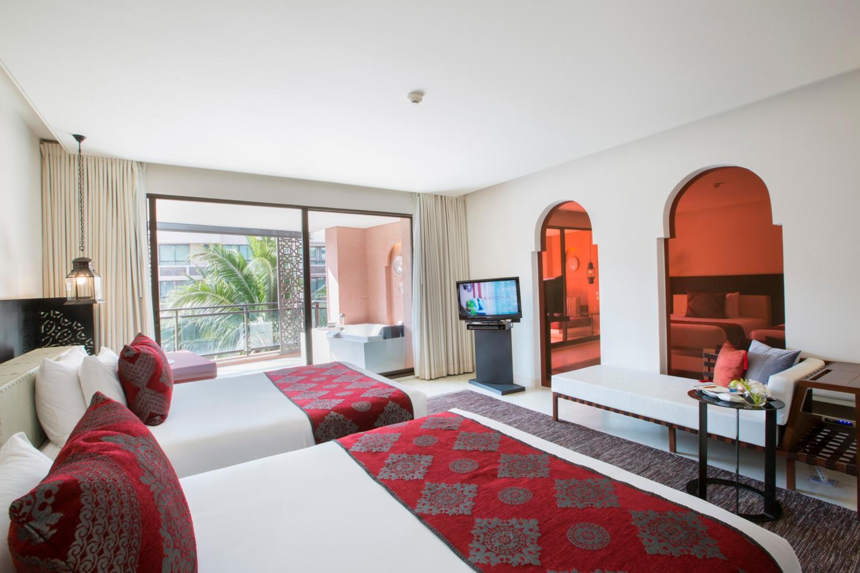 Junior Suite with Pool View - Photo 11