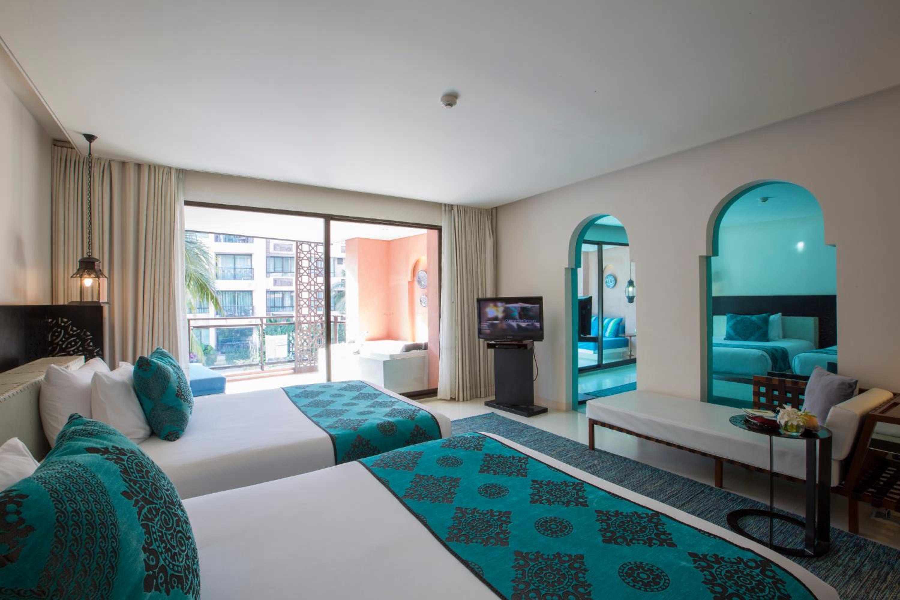 Junior Suite with Pool View - Photo 8