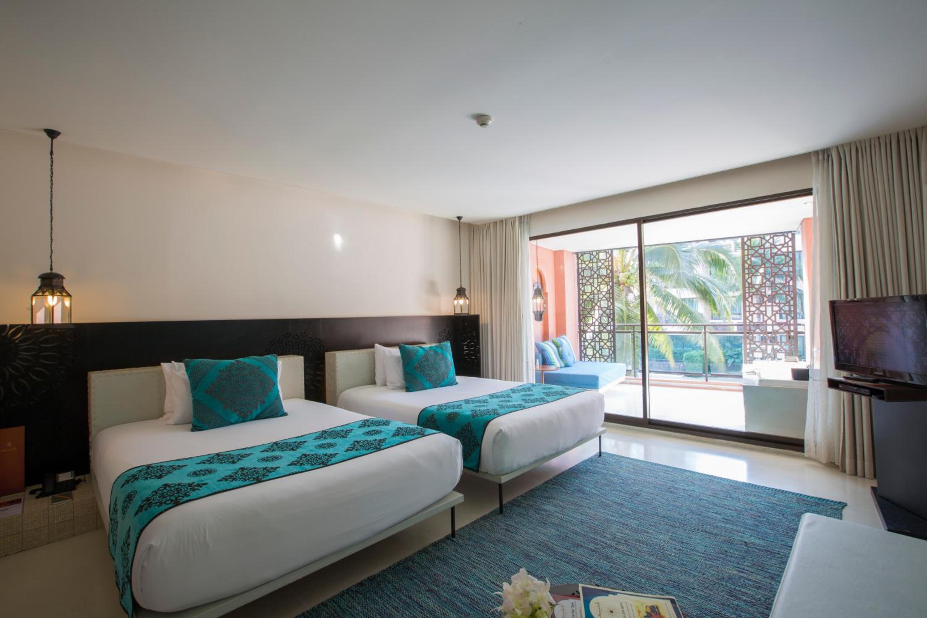 Junior Suite with Pool View - Photo 7