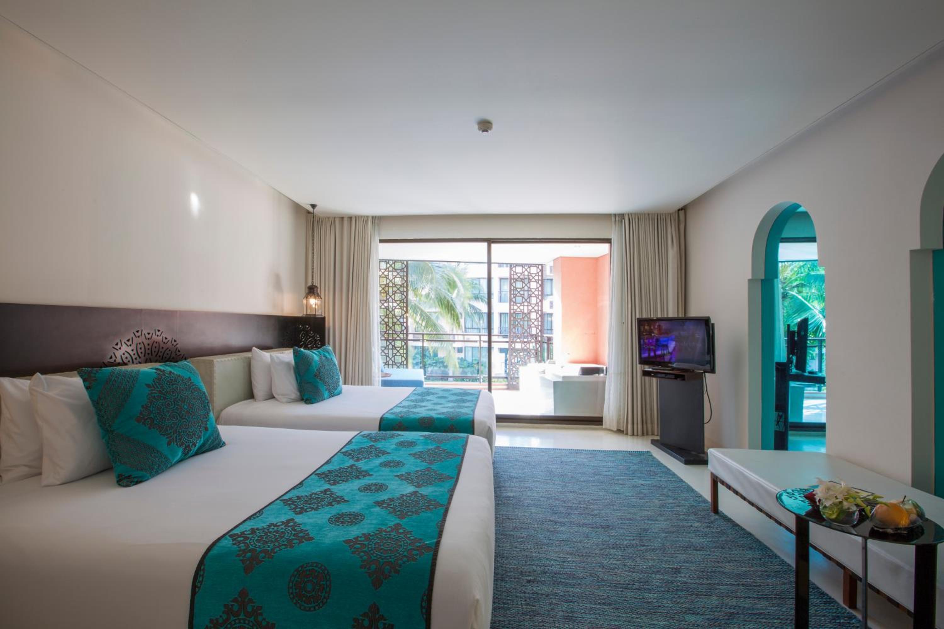 Junior Suite with Pool View - Photo 6
