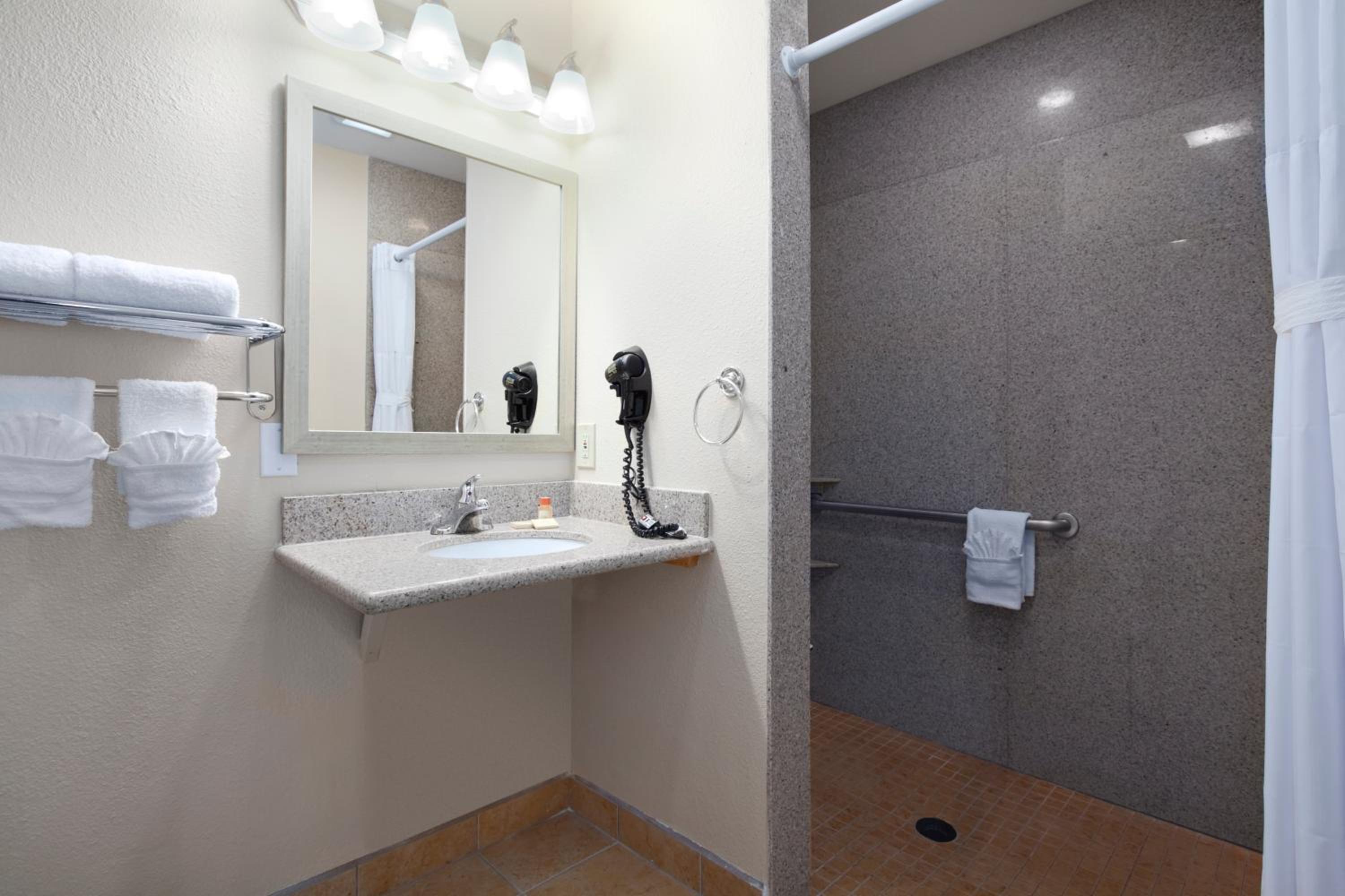 Double Room with Two Double Beds - Non-Smoking - Photo 4