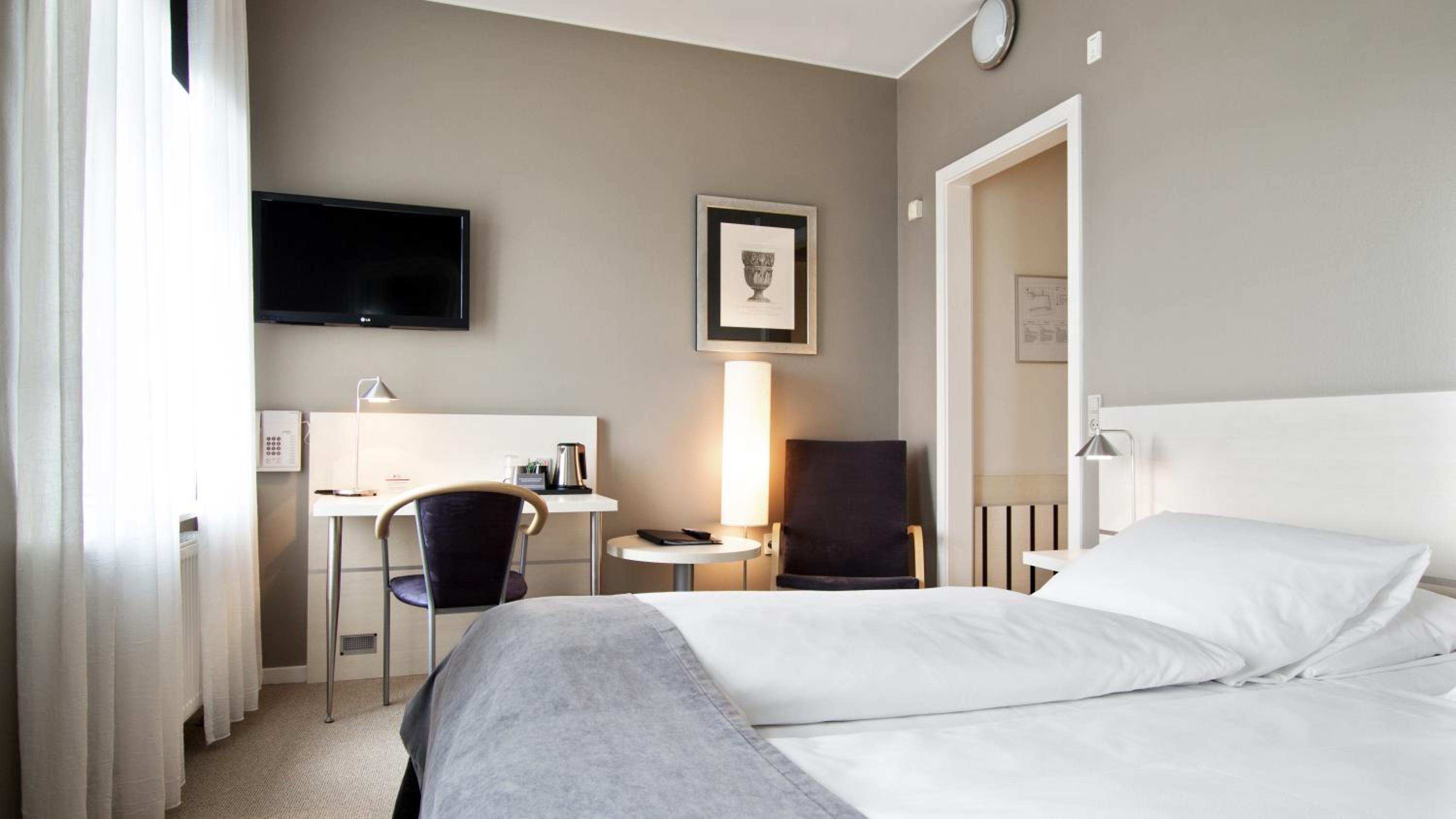 Standard Twin Room - Photo 9