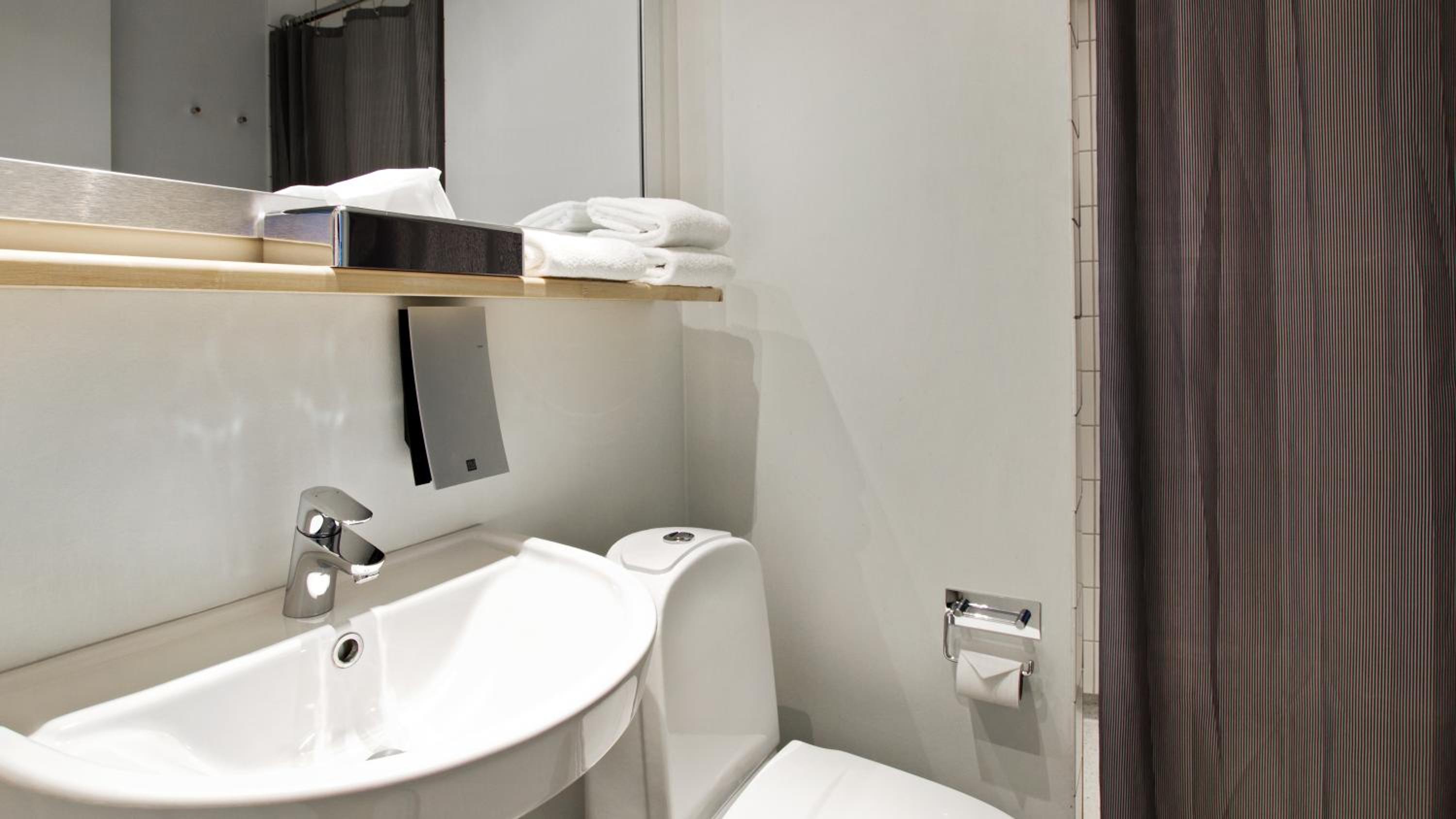 Standard Twin Room - Photo 6