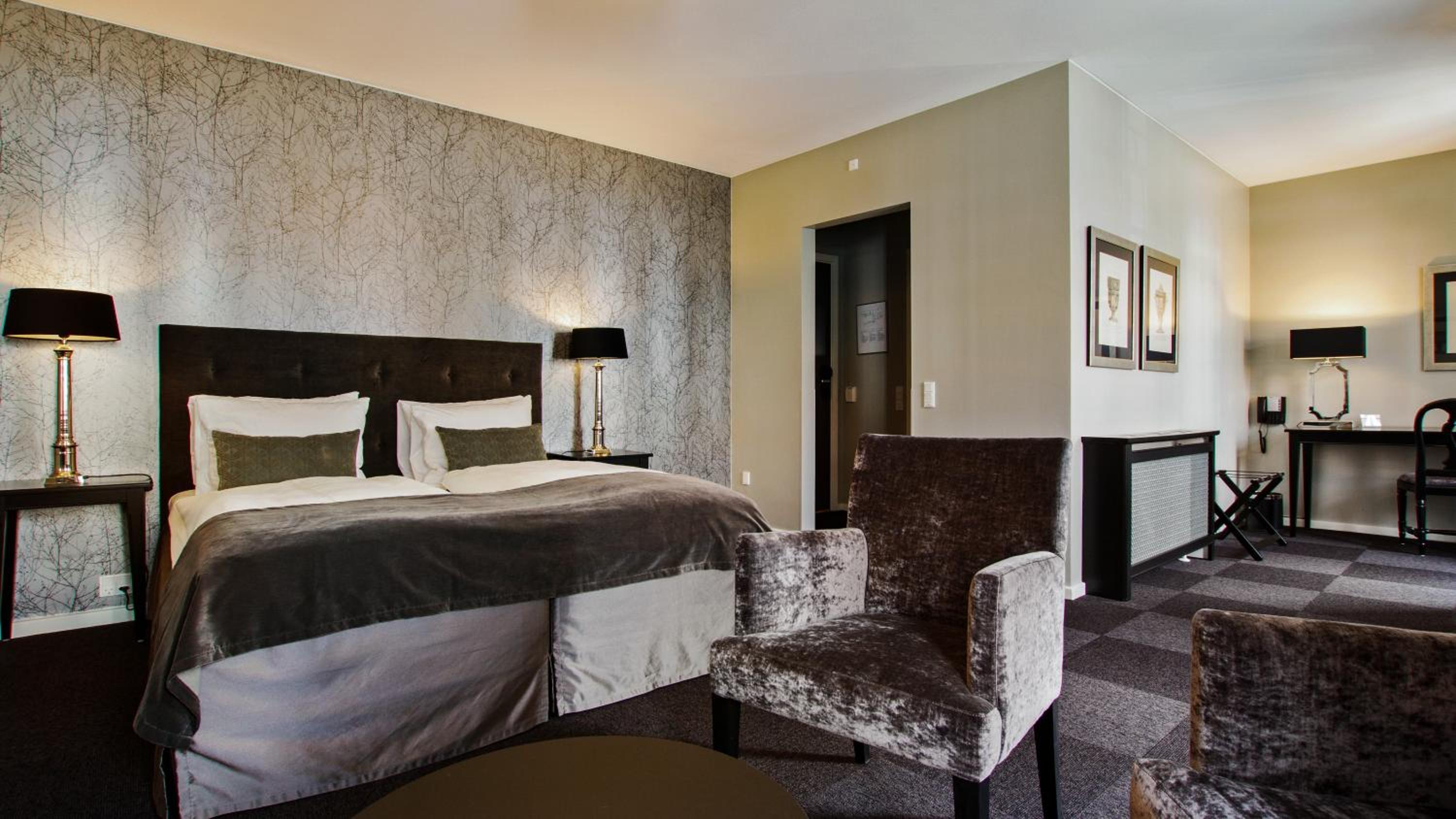 Junior King Suite with Sofa Bed - Photo 2