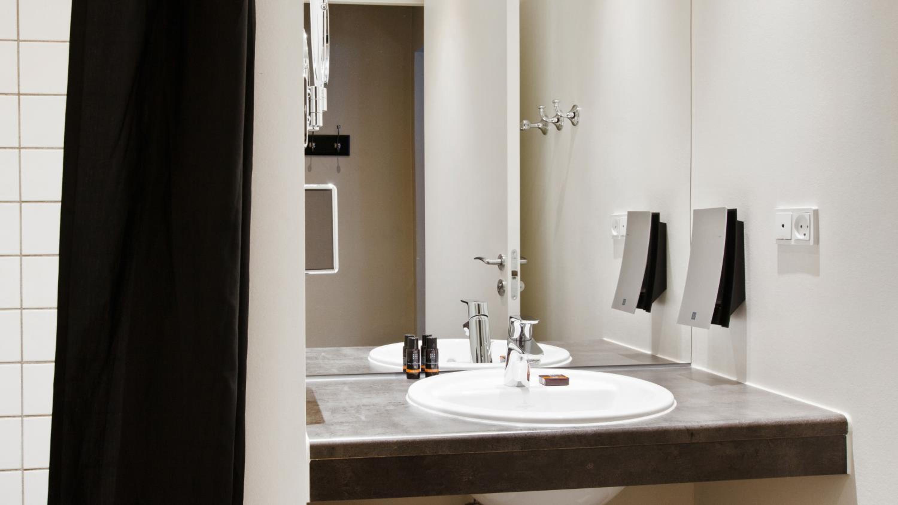Executive Twin Room - Photo 10