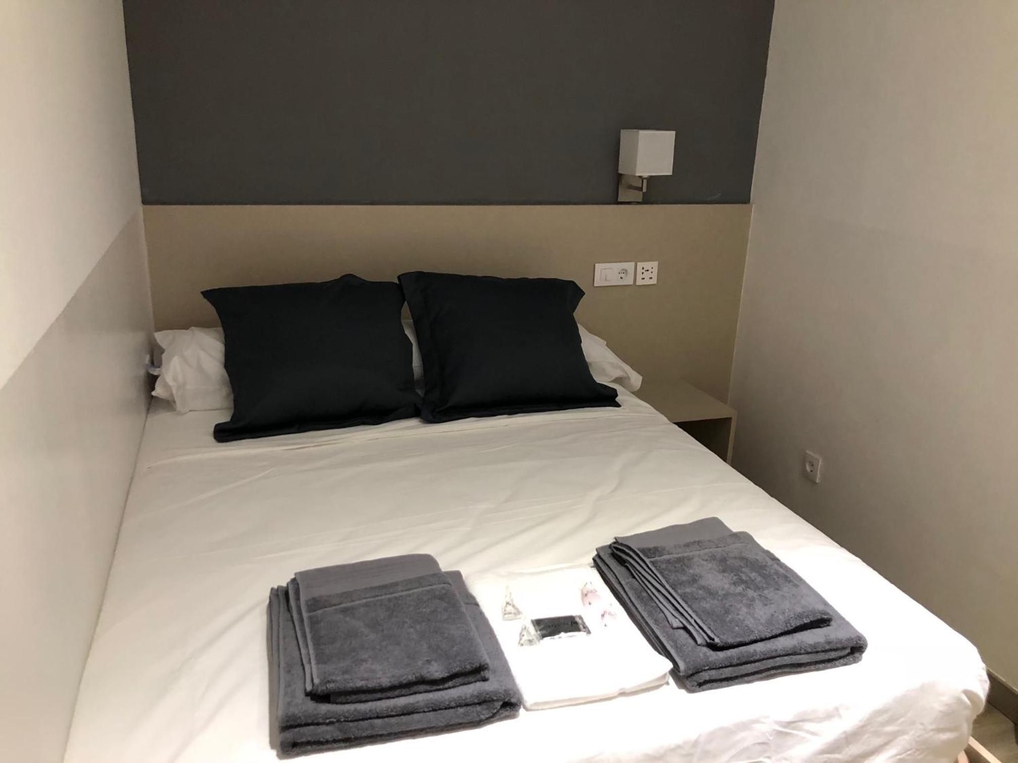Interior Double Room With Shared Bathroom photo 2