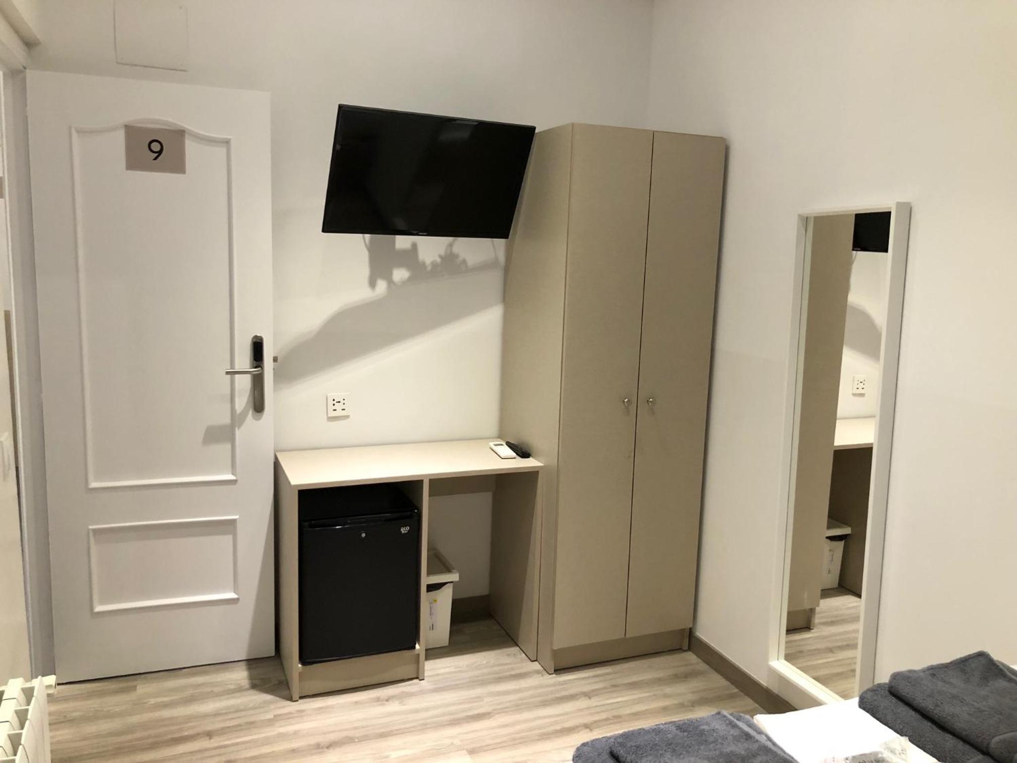 Interior Double Room With Shared Bathroom photo 3