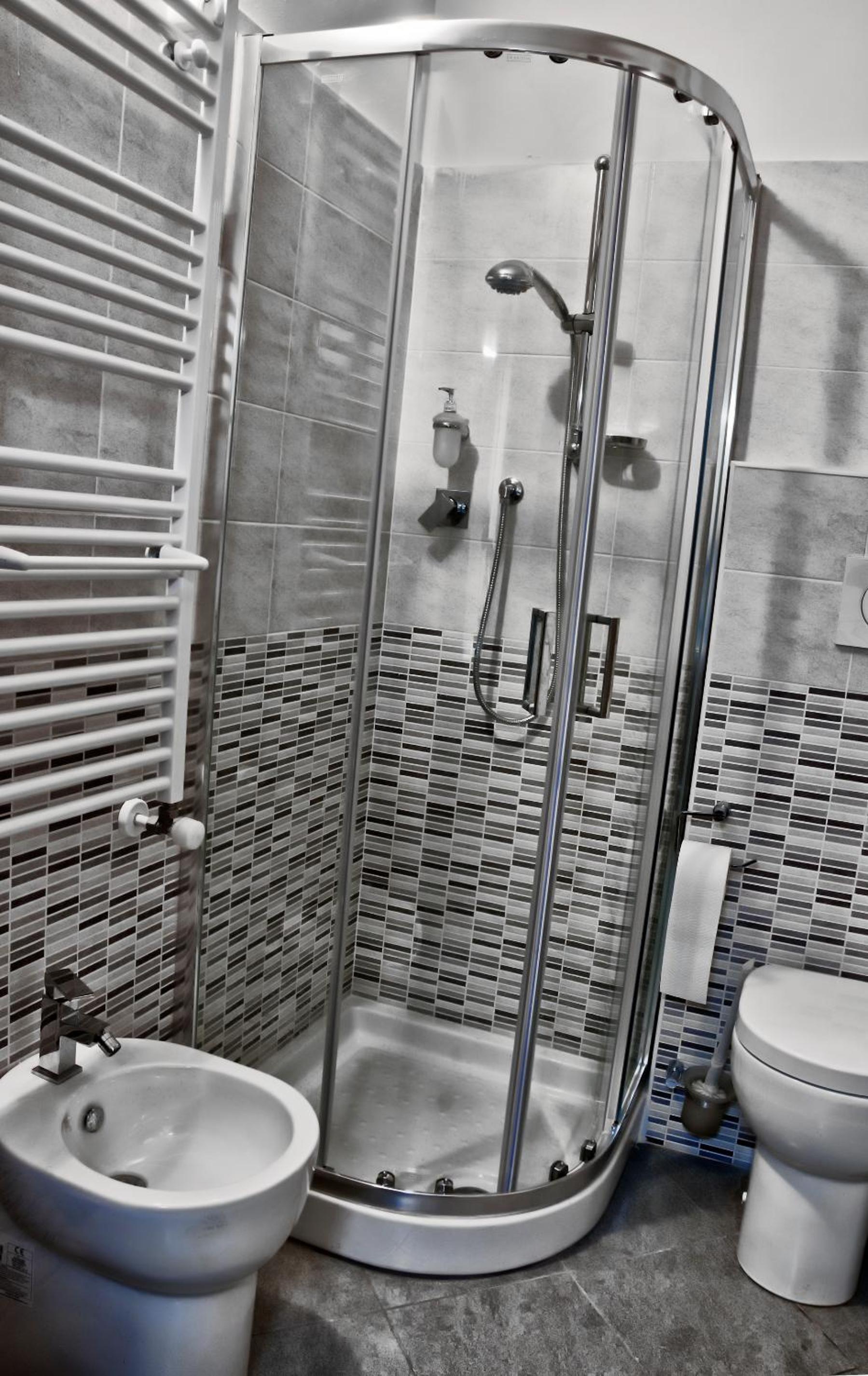 Budget Double Room with Private Bathroom - Photo 17