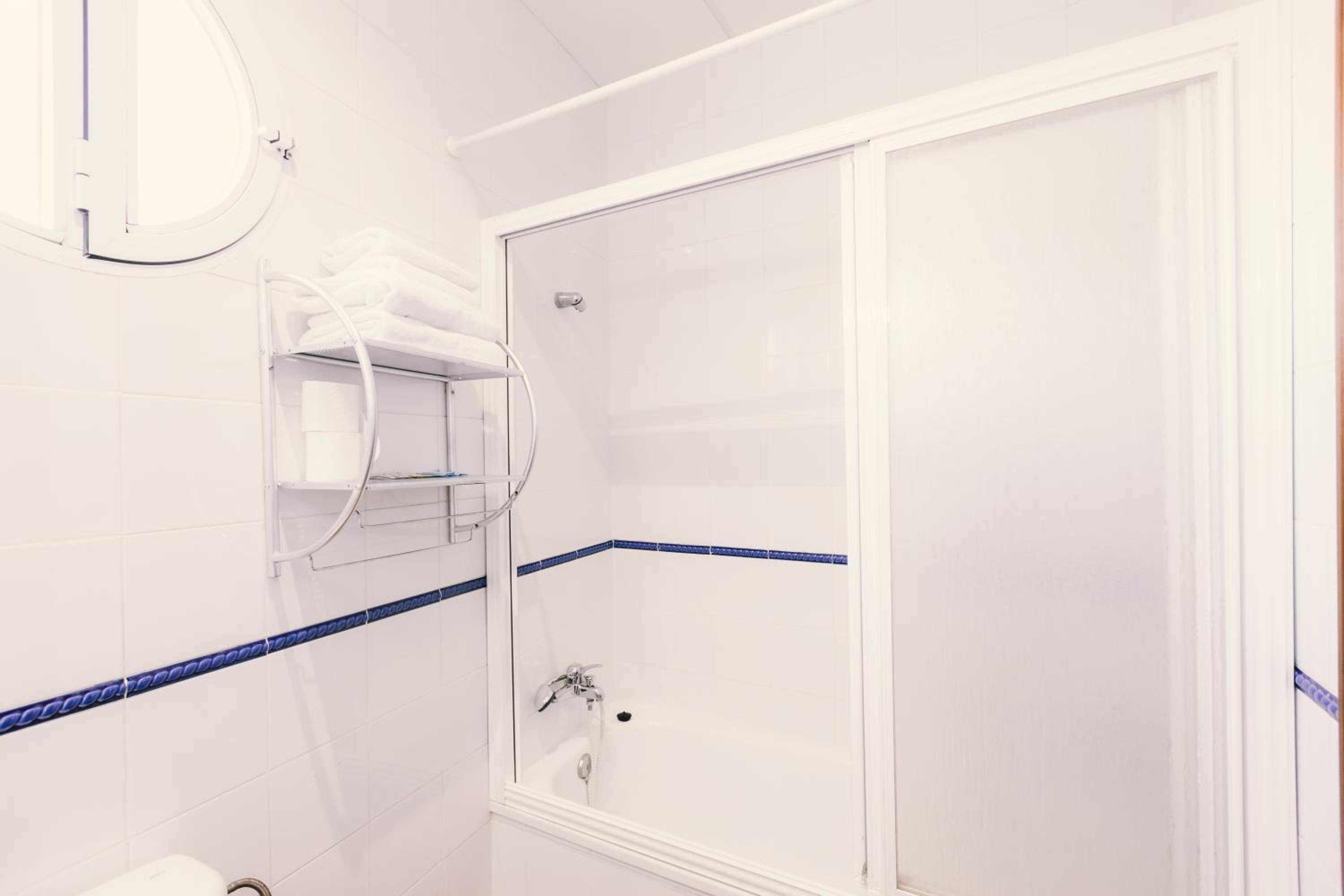 Twin Room - Photo 2