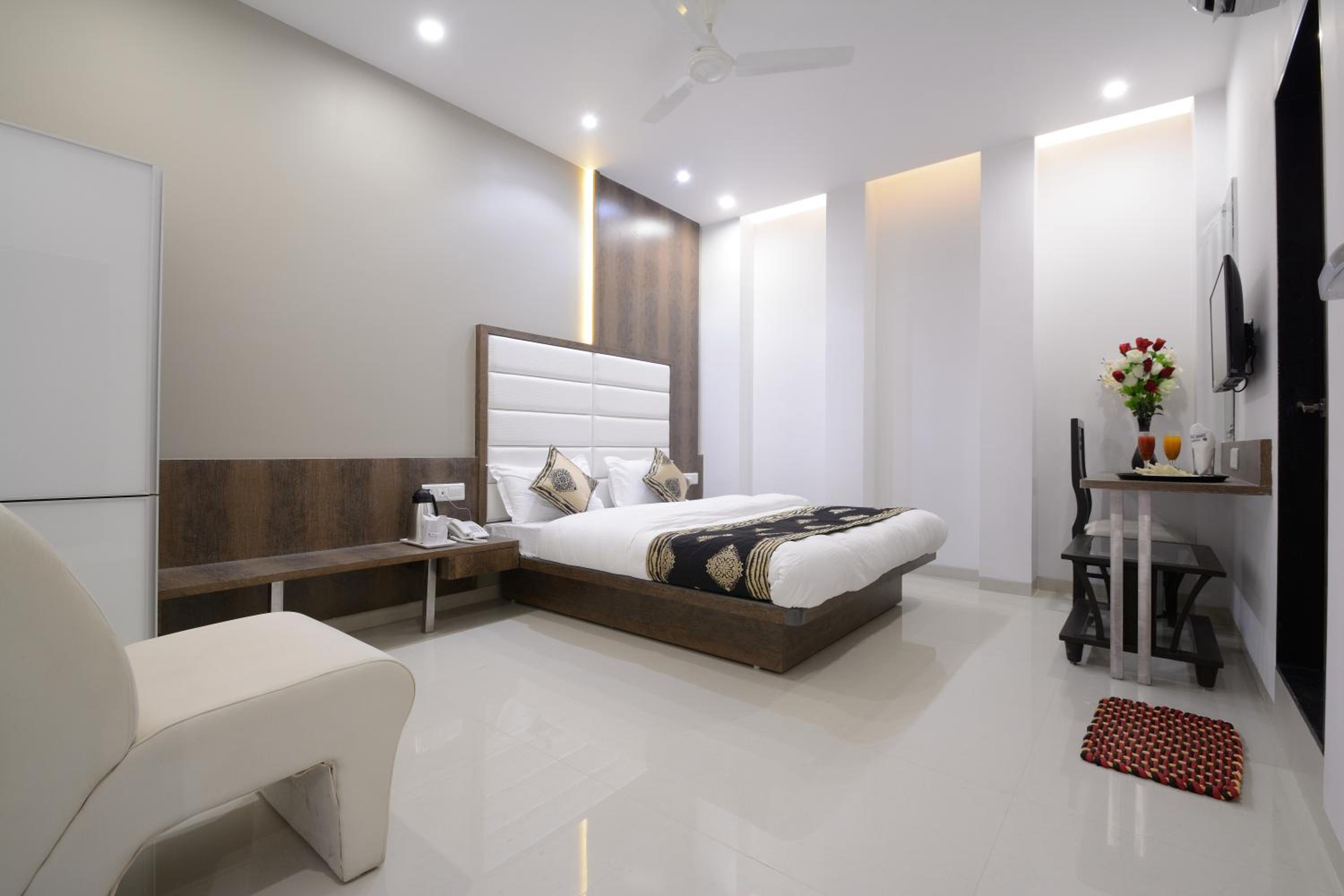 Deluxe Double Room - Photo 11