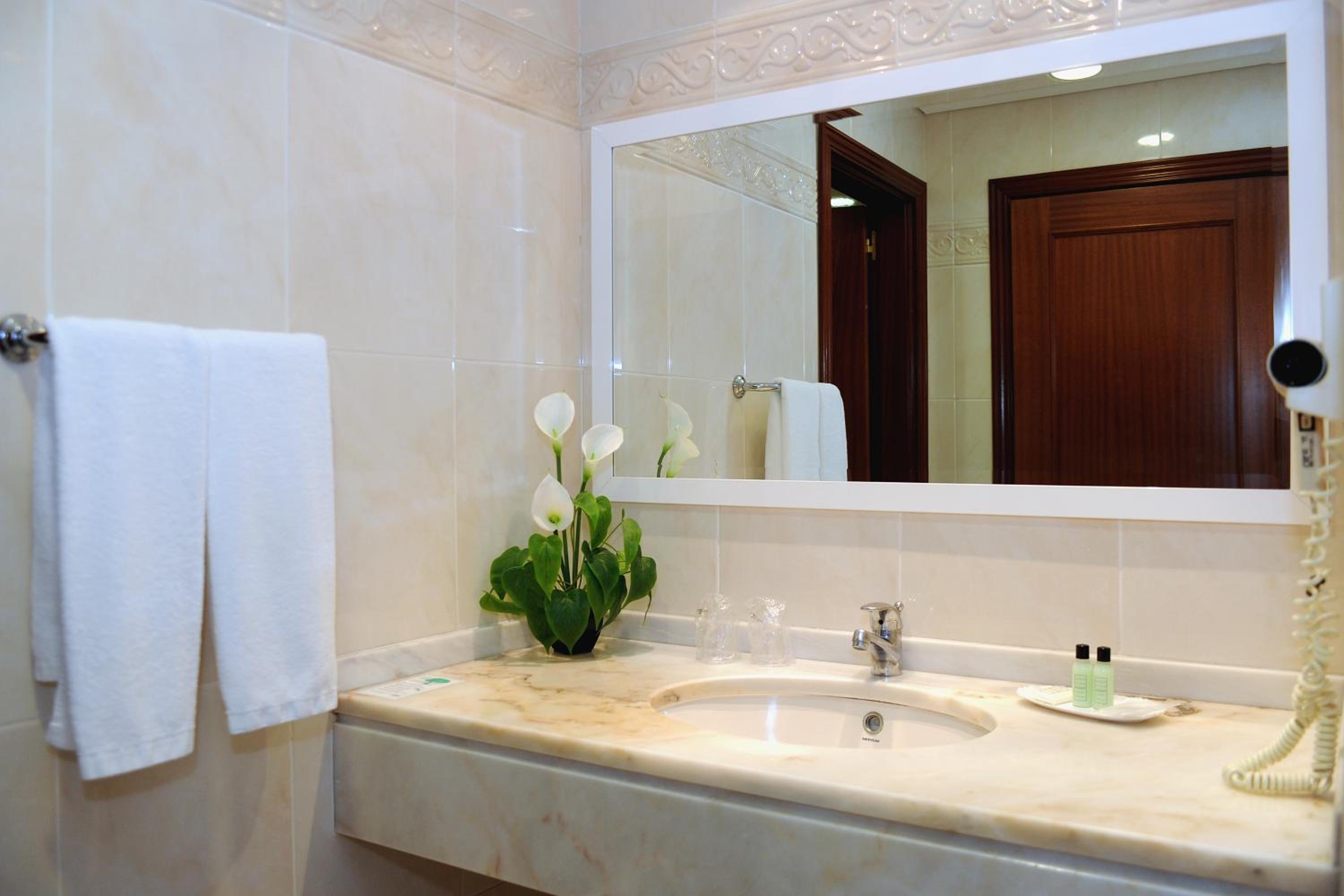 Double or Twin Room with Sea View - Photo 3