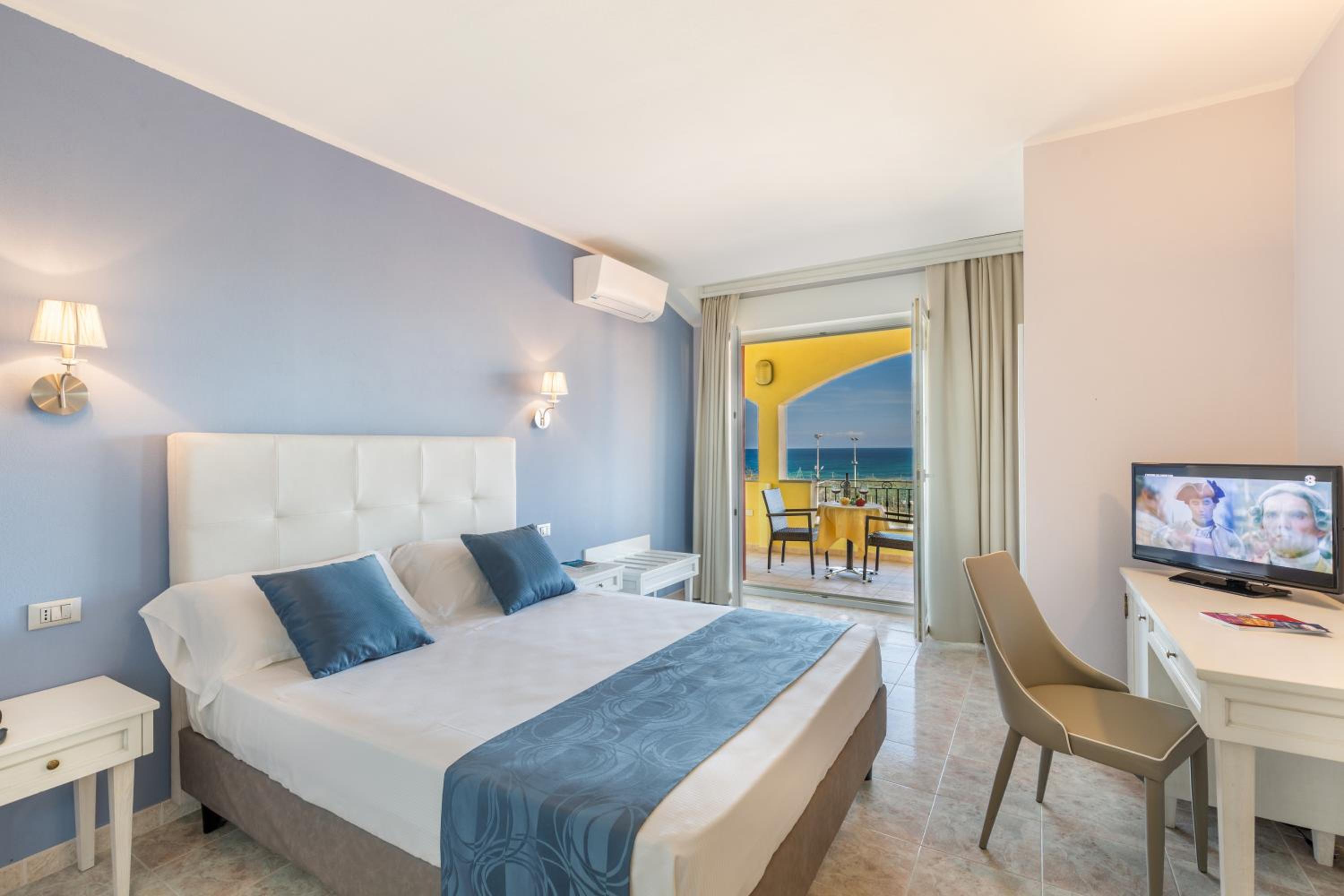 Deluxe Double Room with Sea View - Photo 6