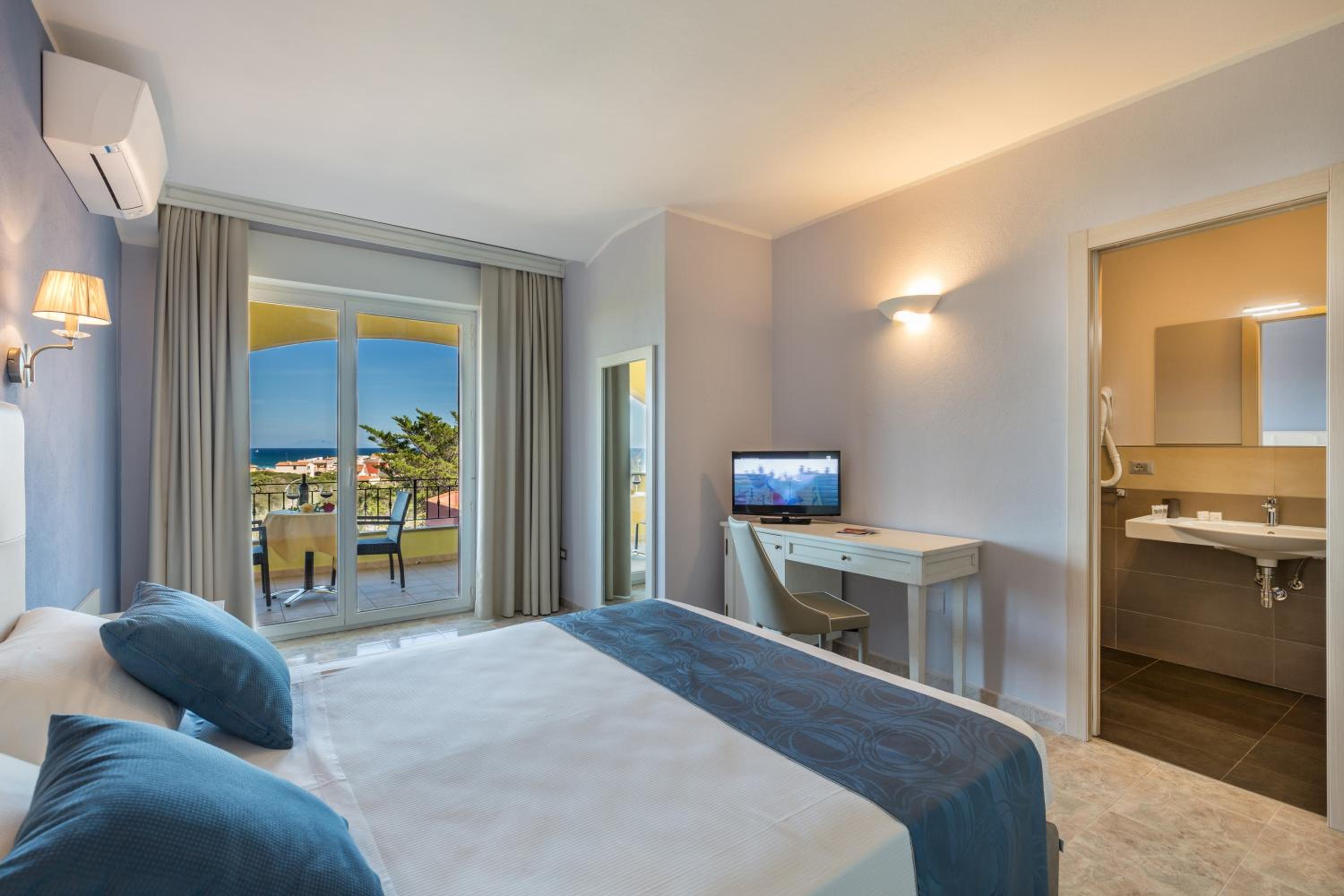 Deluxe Double Room with Sea View - Photo 7