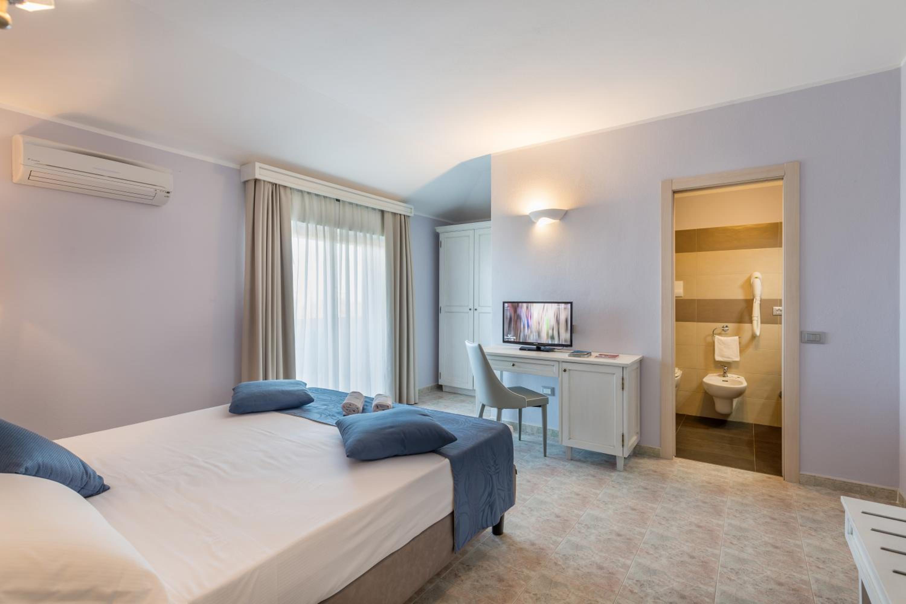 Deluxe Double Room with Sea View - Photo 8