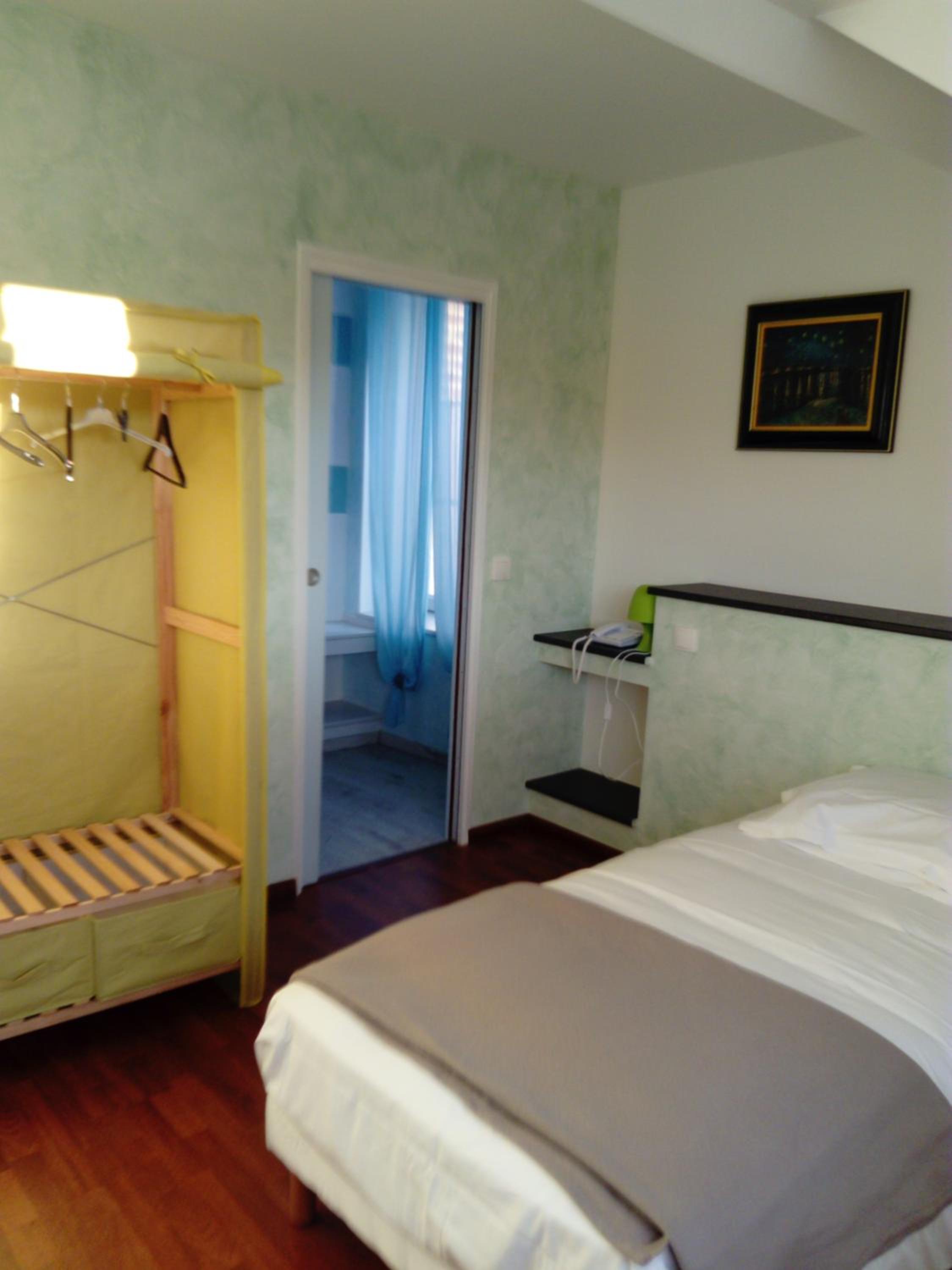 Single Room with Bathroom photo 3