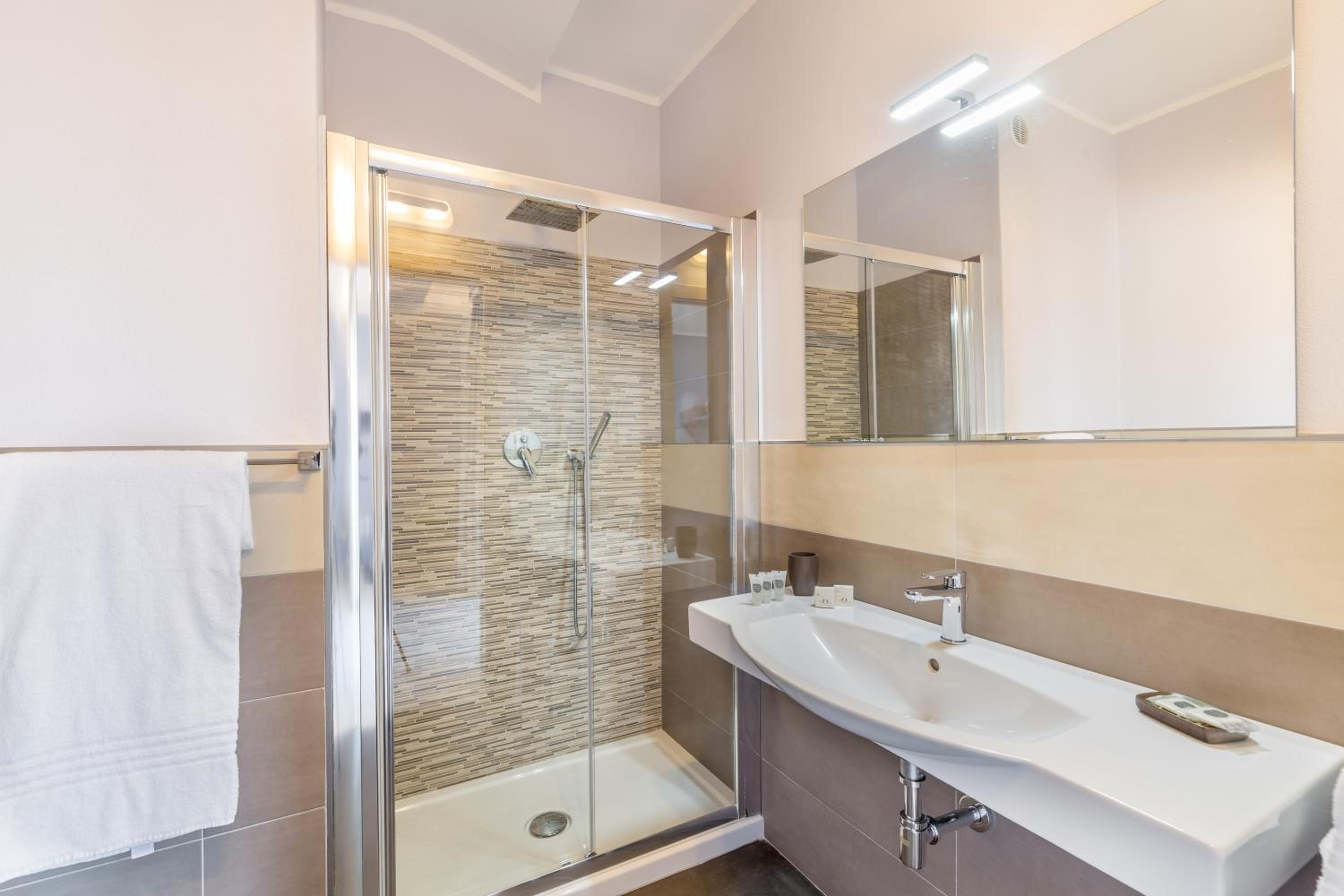 Deluxe Double Room with Sea View - Photo 10