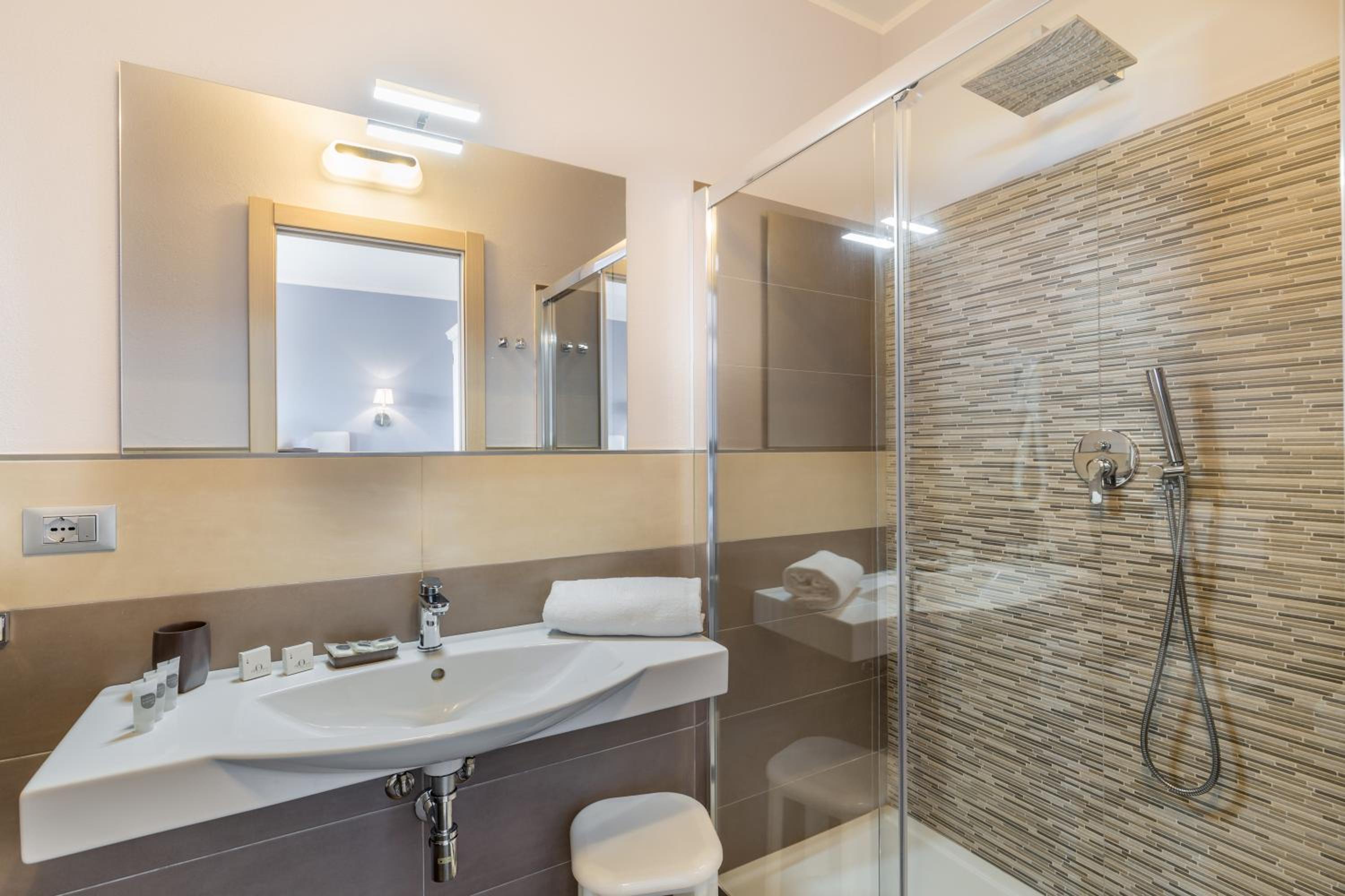 Deluxe Double Room with Sea View - Photo 11