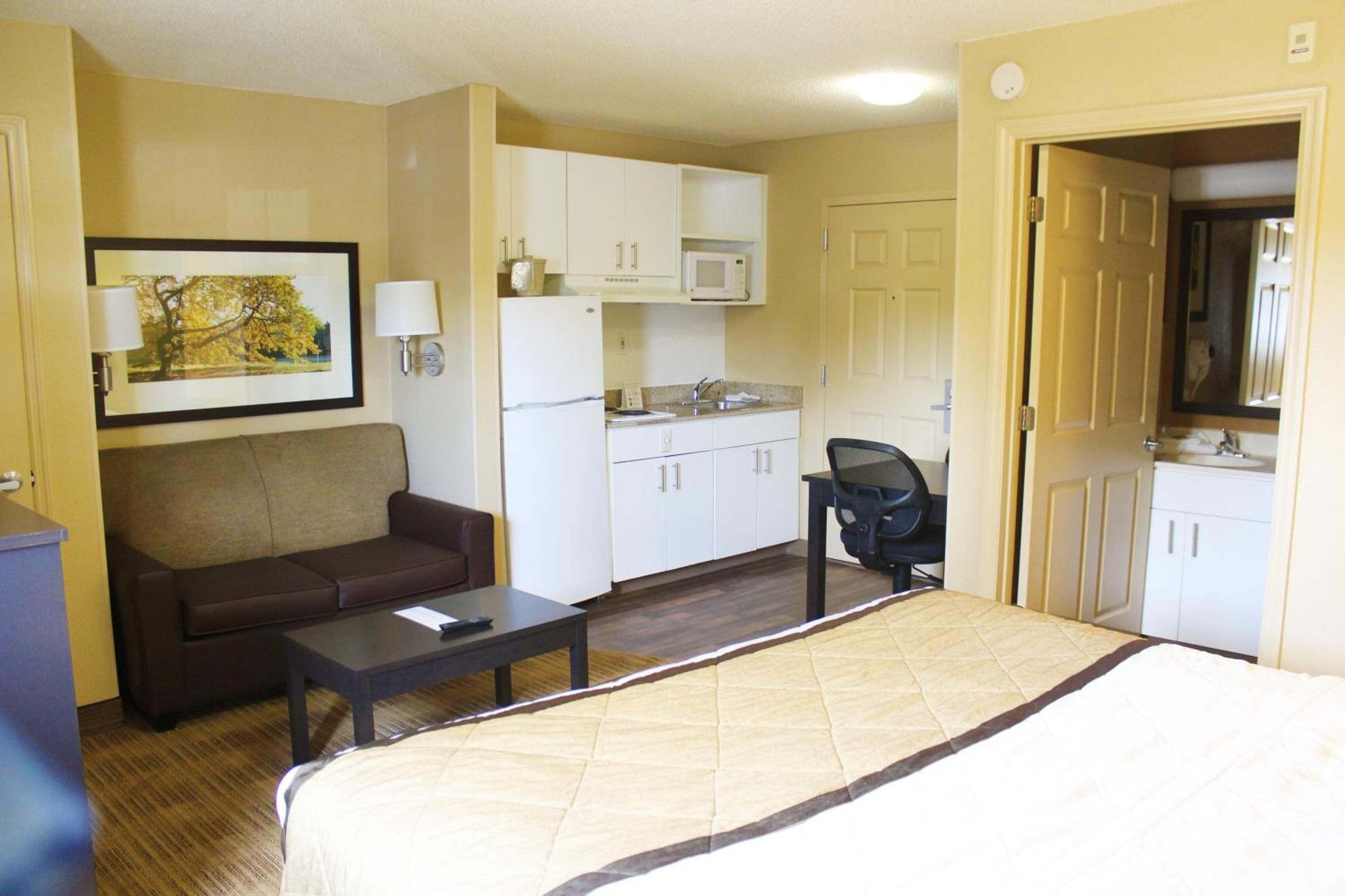 Deluxe Studio with One King Bed - Non-Smoking - Photo 5