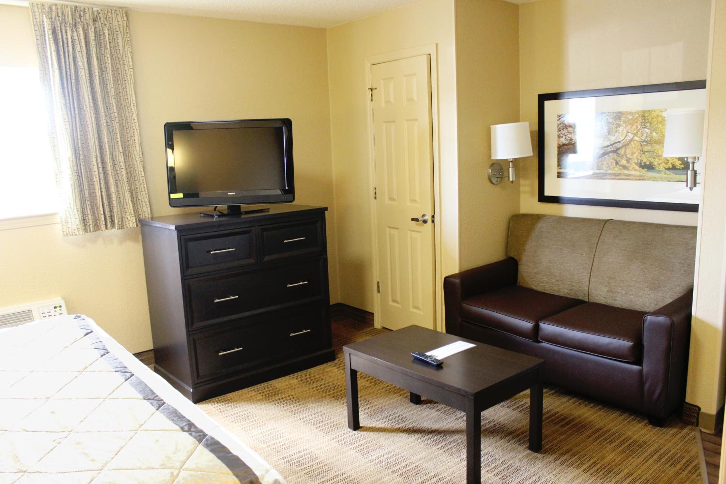 Deluxe Studio with One King Bed - Non-Smoking - Photo 6
