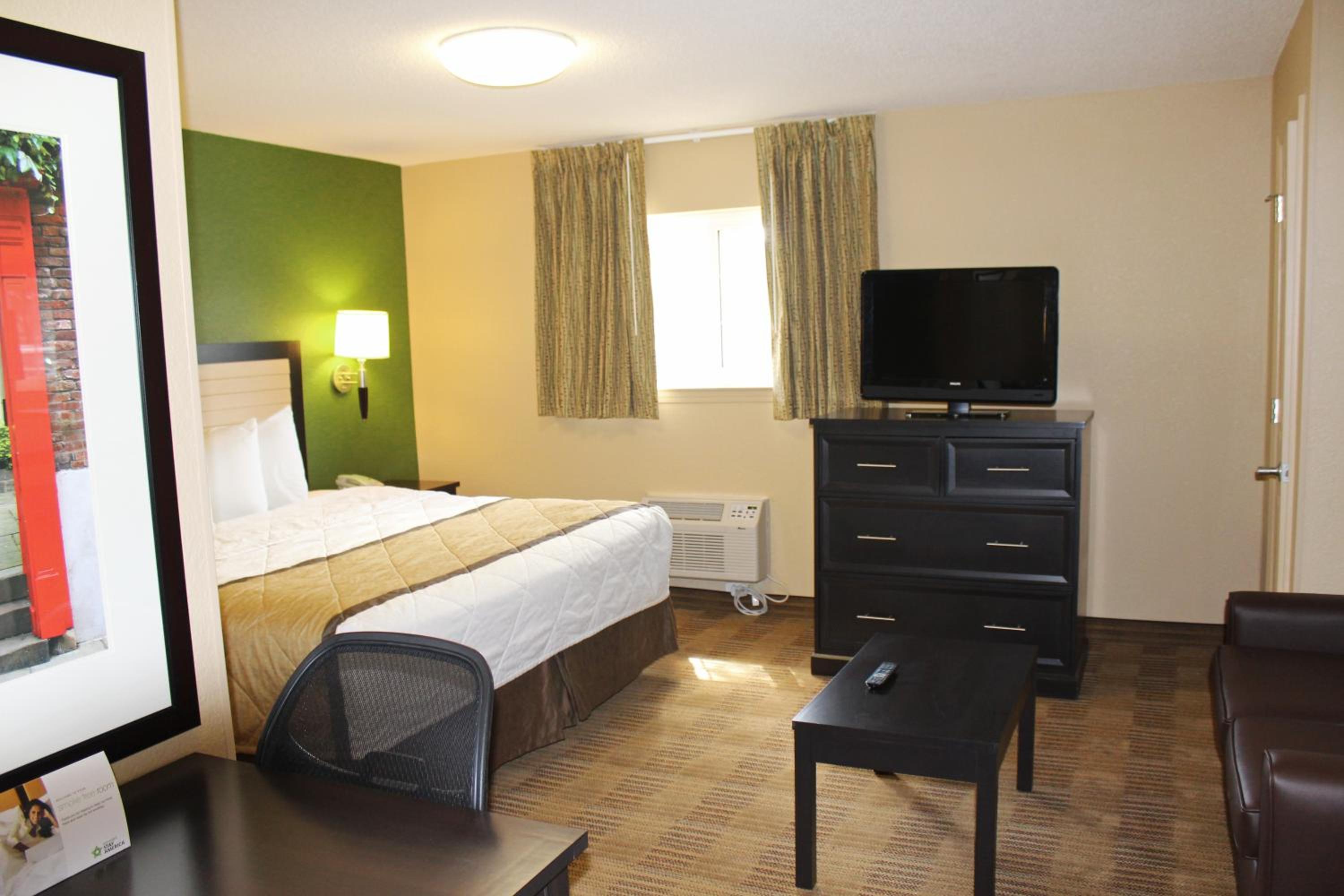 Deluxe Studio with One King Bed - Non-Smoking - Photo 7