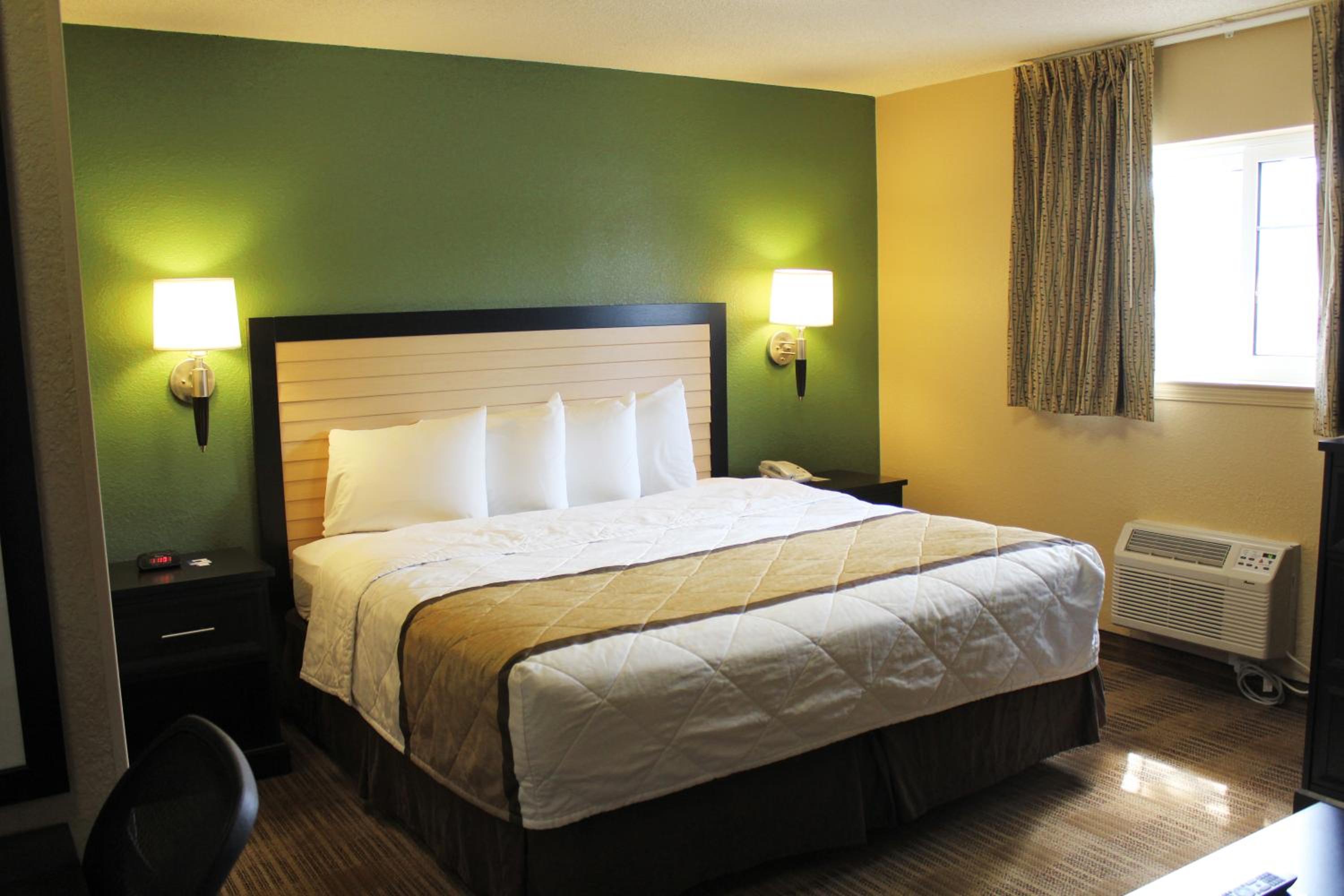 Deluxe Studio with One King Bed - Non-Smoking - Photo 3