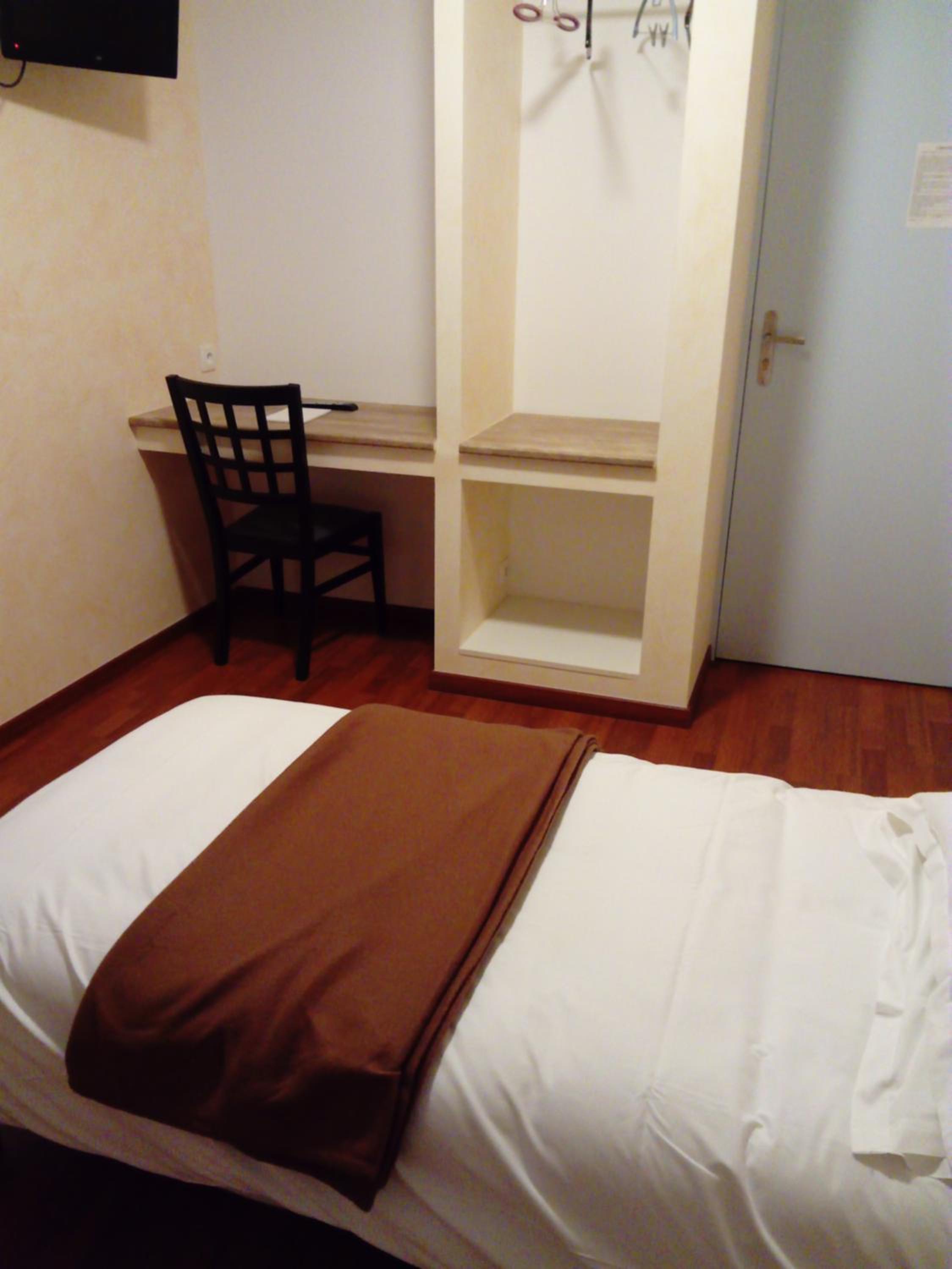 Single Room with Bathroom photo 2