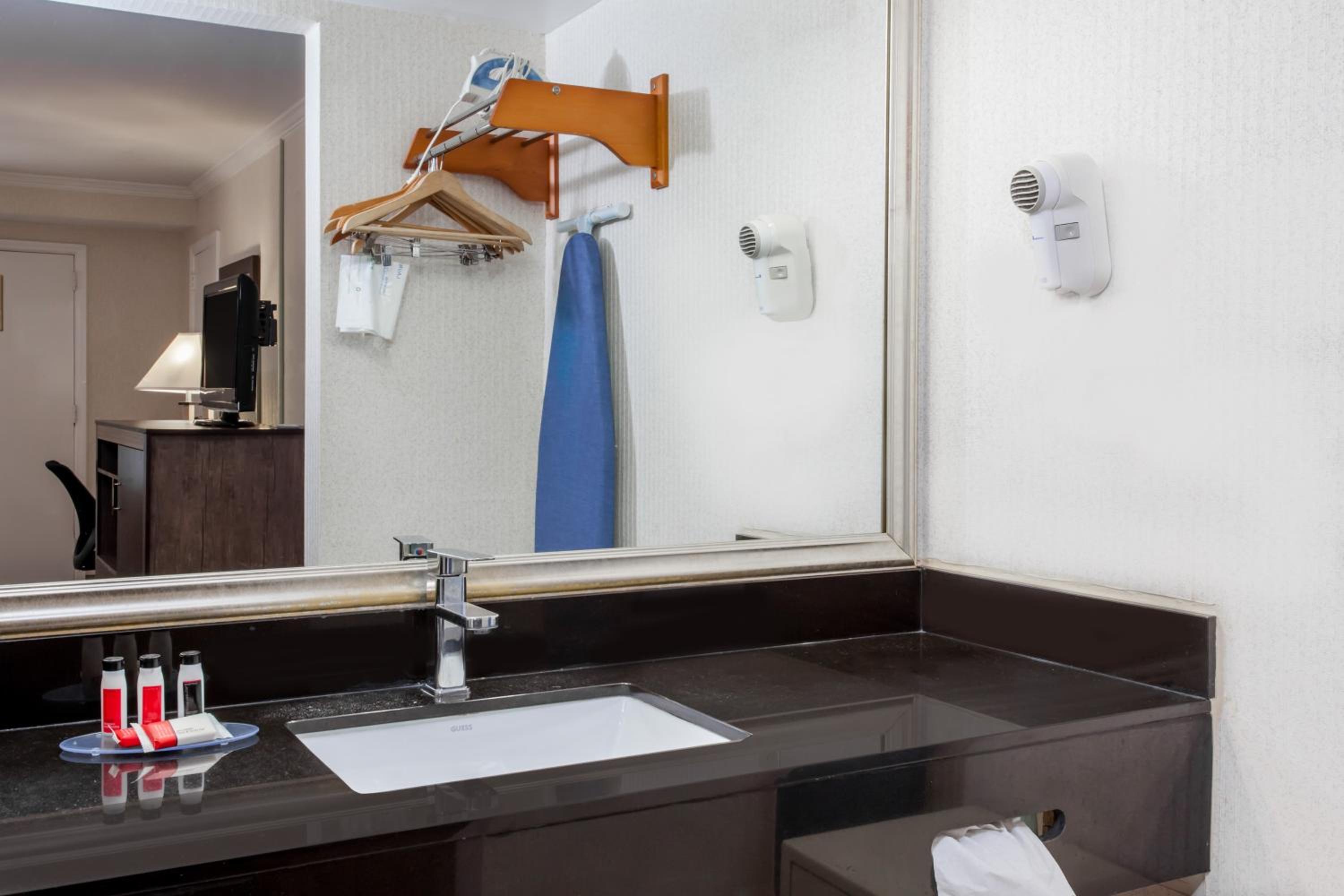 Double Room With Two Double Beds - Non-Smoking photo 3