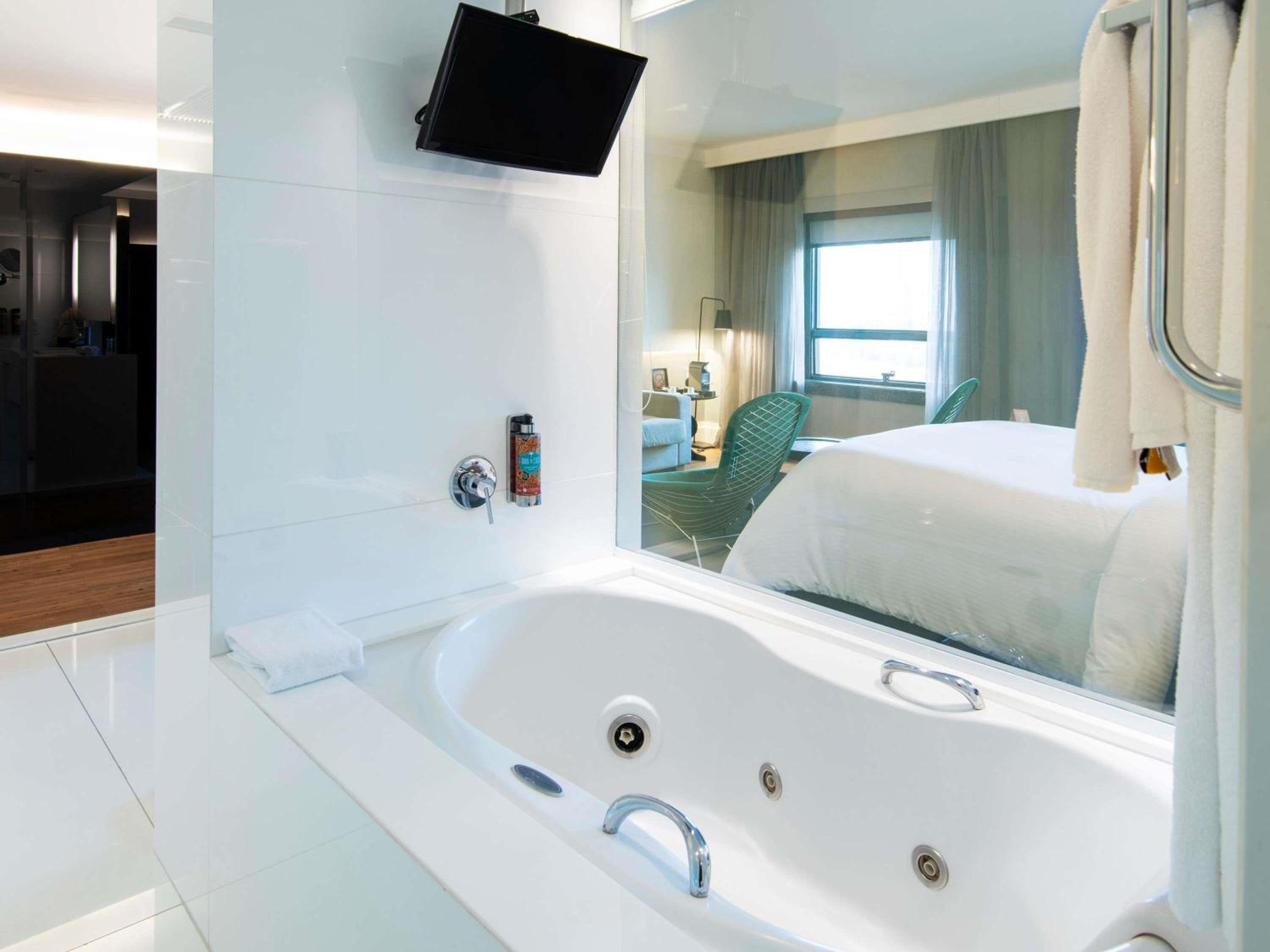 Queen Executive Suite with City View thumbnail 5