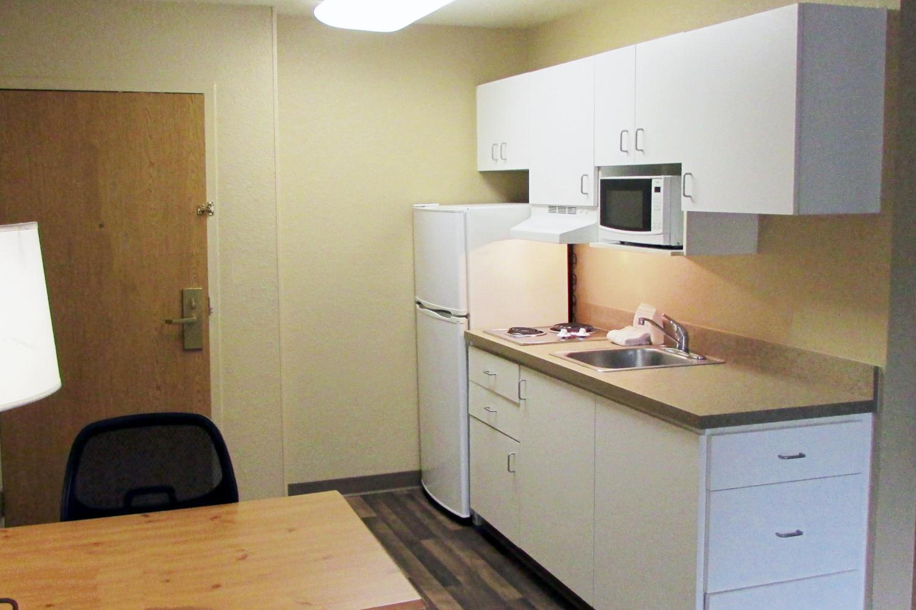 Deluxe Studio with 2 Queen Beds - Non-Smoking - Photo 9
