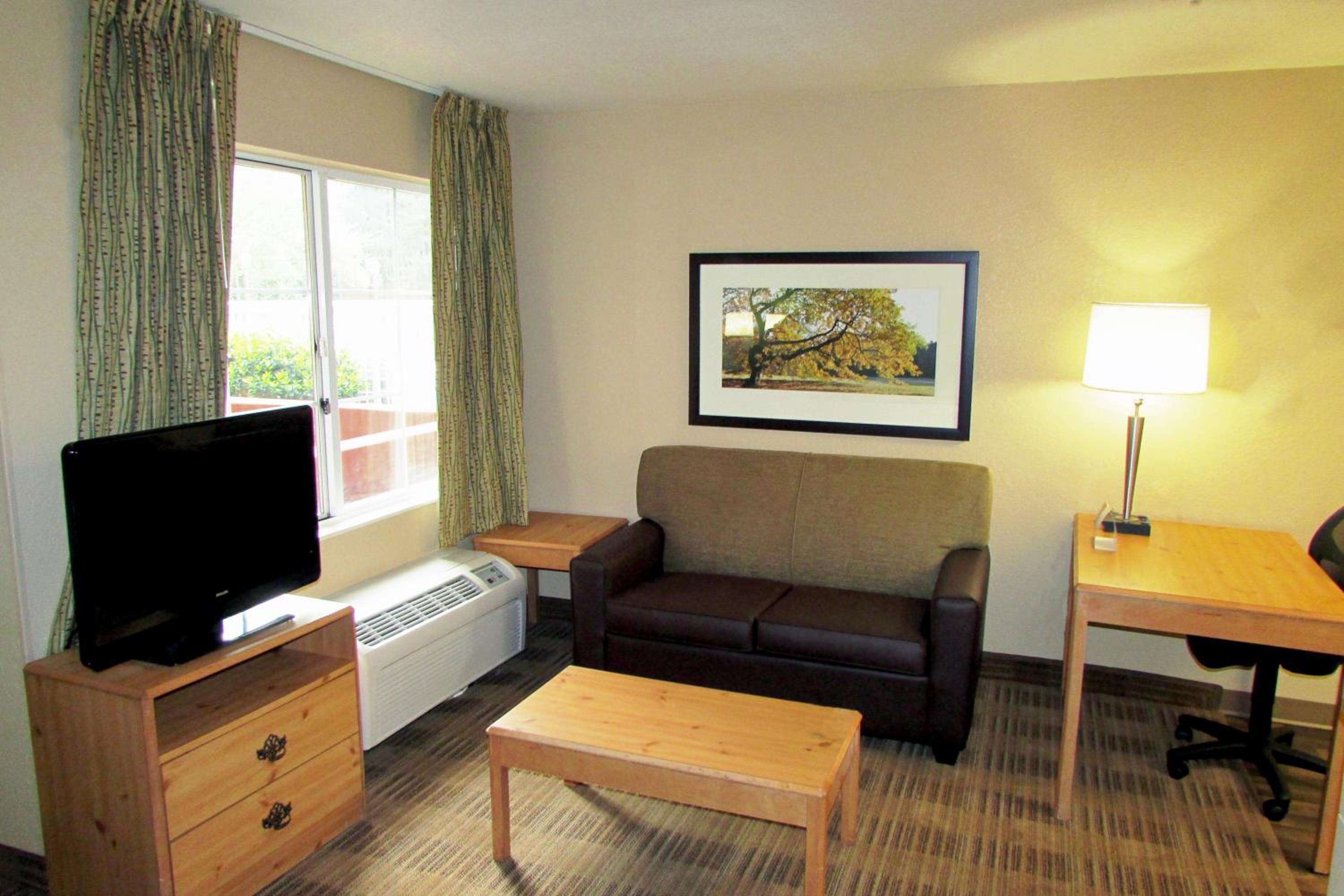 Deluxe Studio with 2 Queen Beds - Non-Smoking - Photo 8