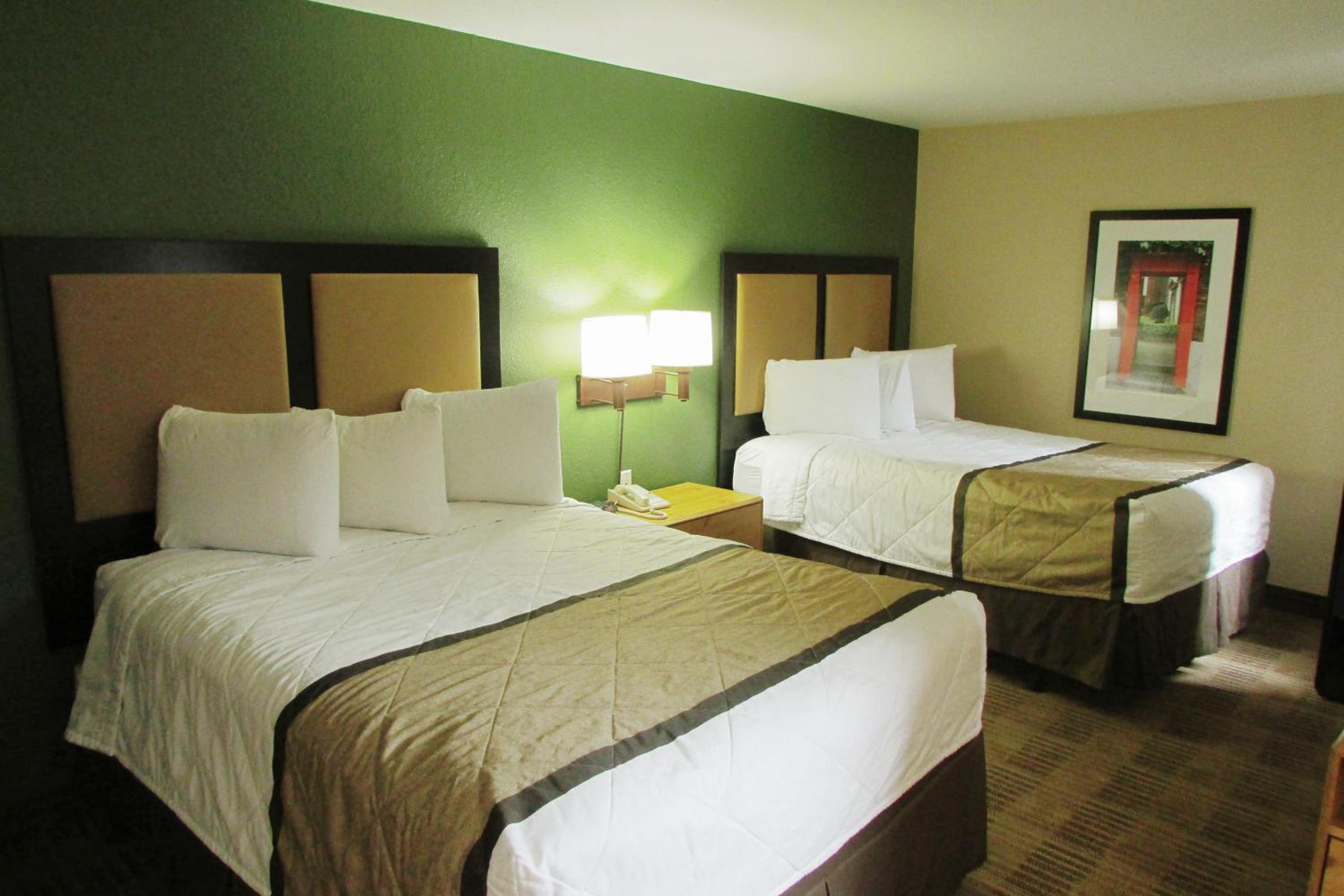 Deluxe Studio with 2 Queen Beds - Non-Smoking - Photo 6