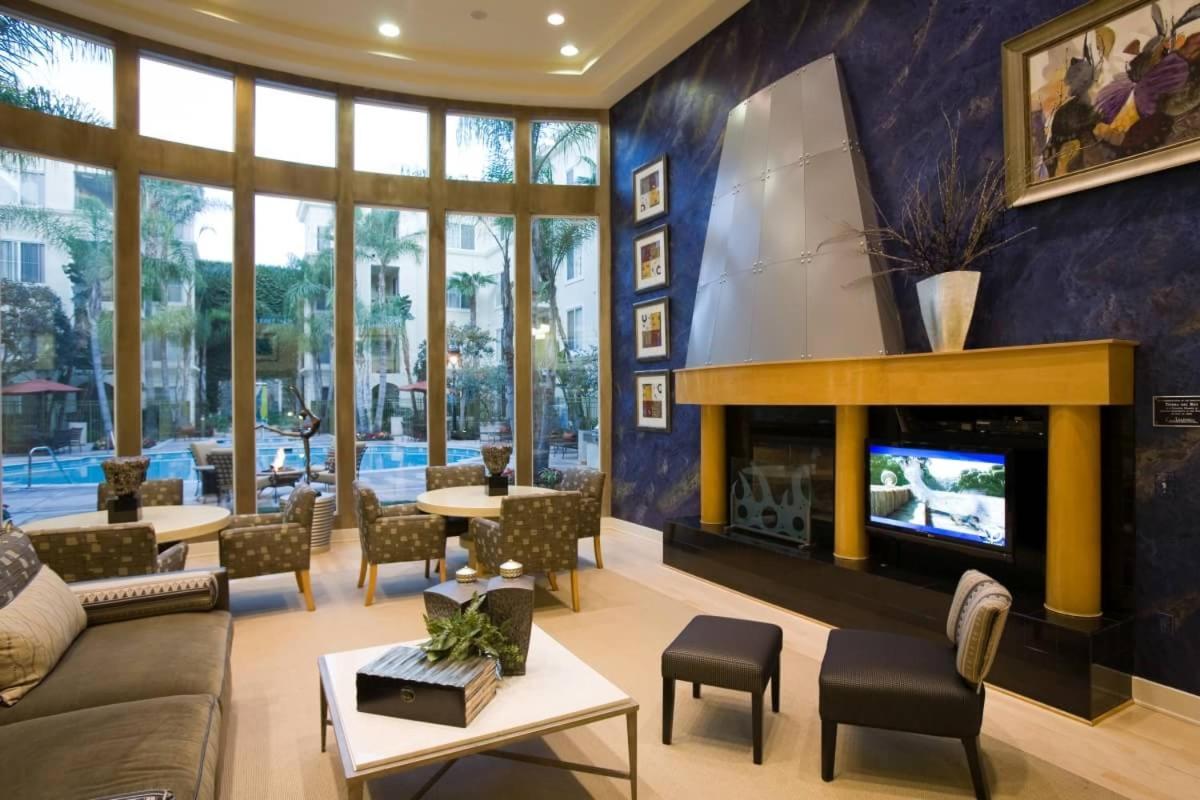 Apartment With Pool View
