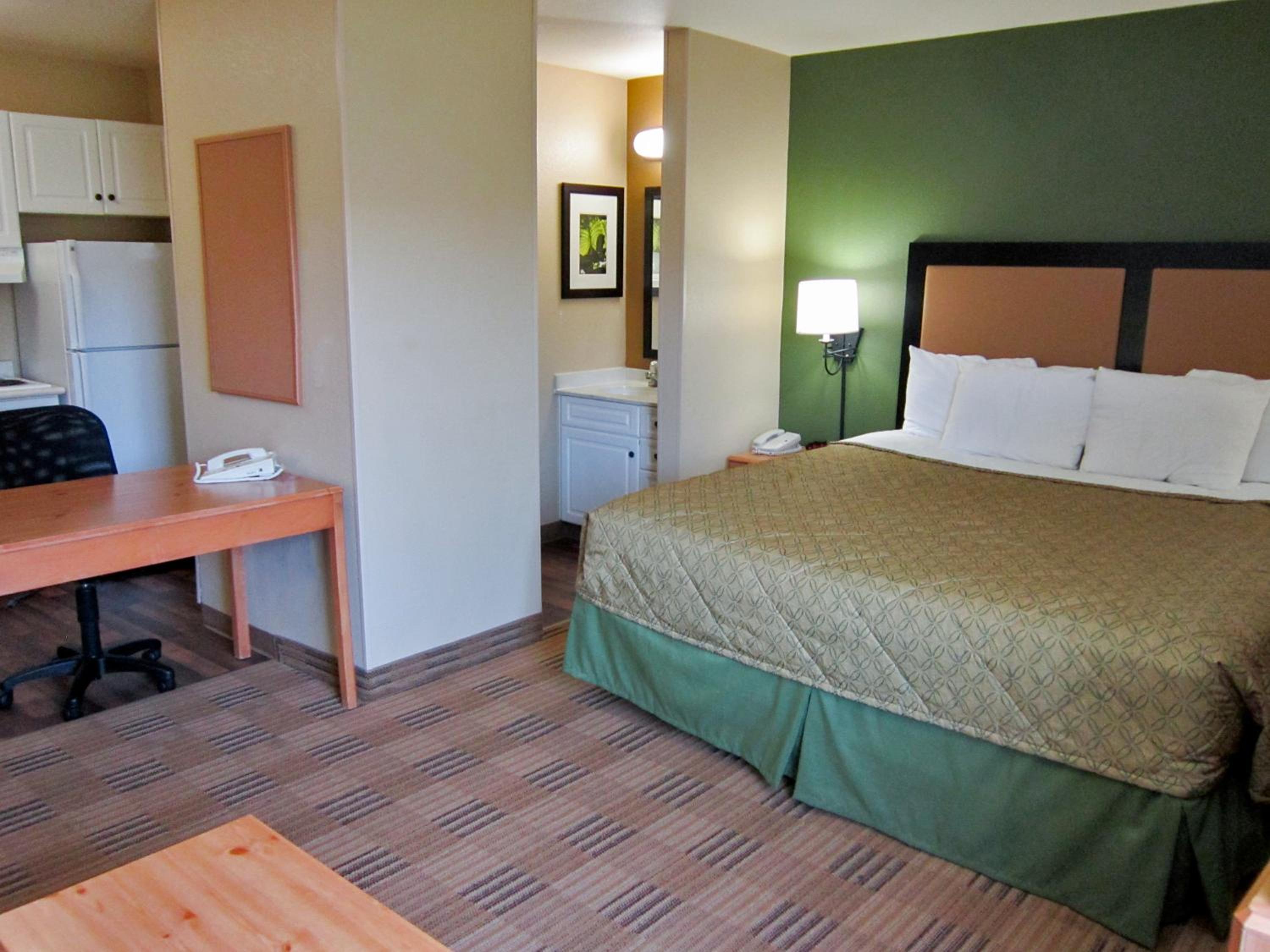 Deluxe Studio with 1 King Bed - Non-Smoking - Photo 6
