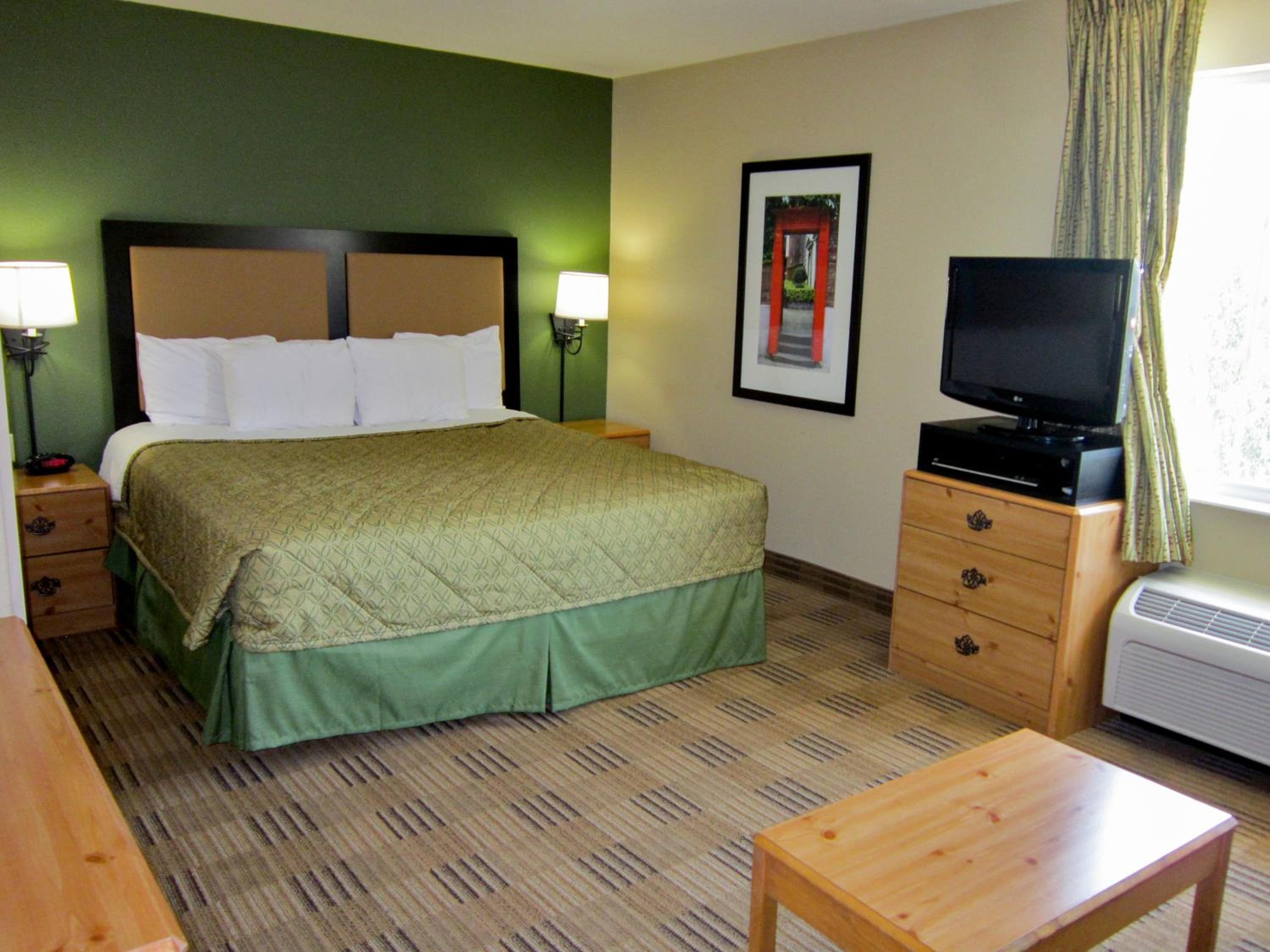 Deluxe Studio with 1 King Bed - Non-Smoking - Photo 9