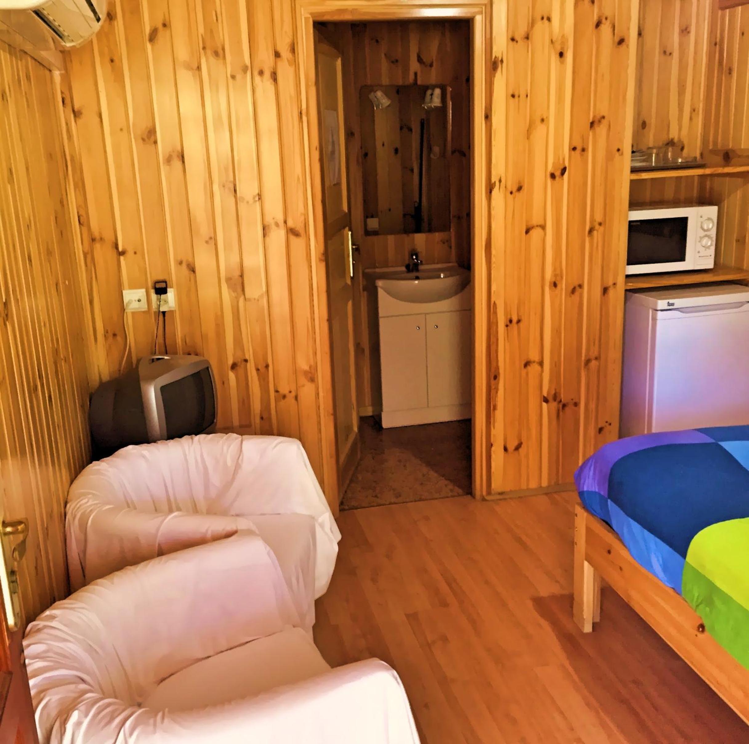 One-Bedroom Bungalow double bed or 2 twin beds photo 2
