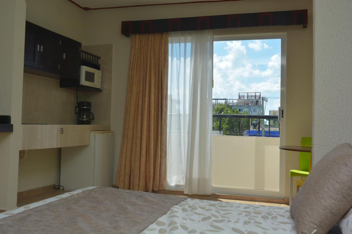 Queen Room photo 2