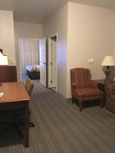 One-Bedroom King Suite - Non-Smoking - Photo 3