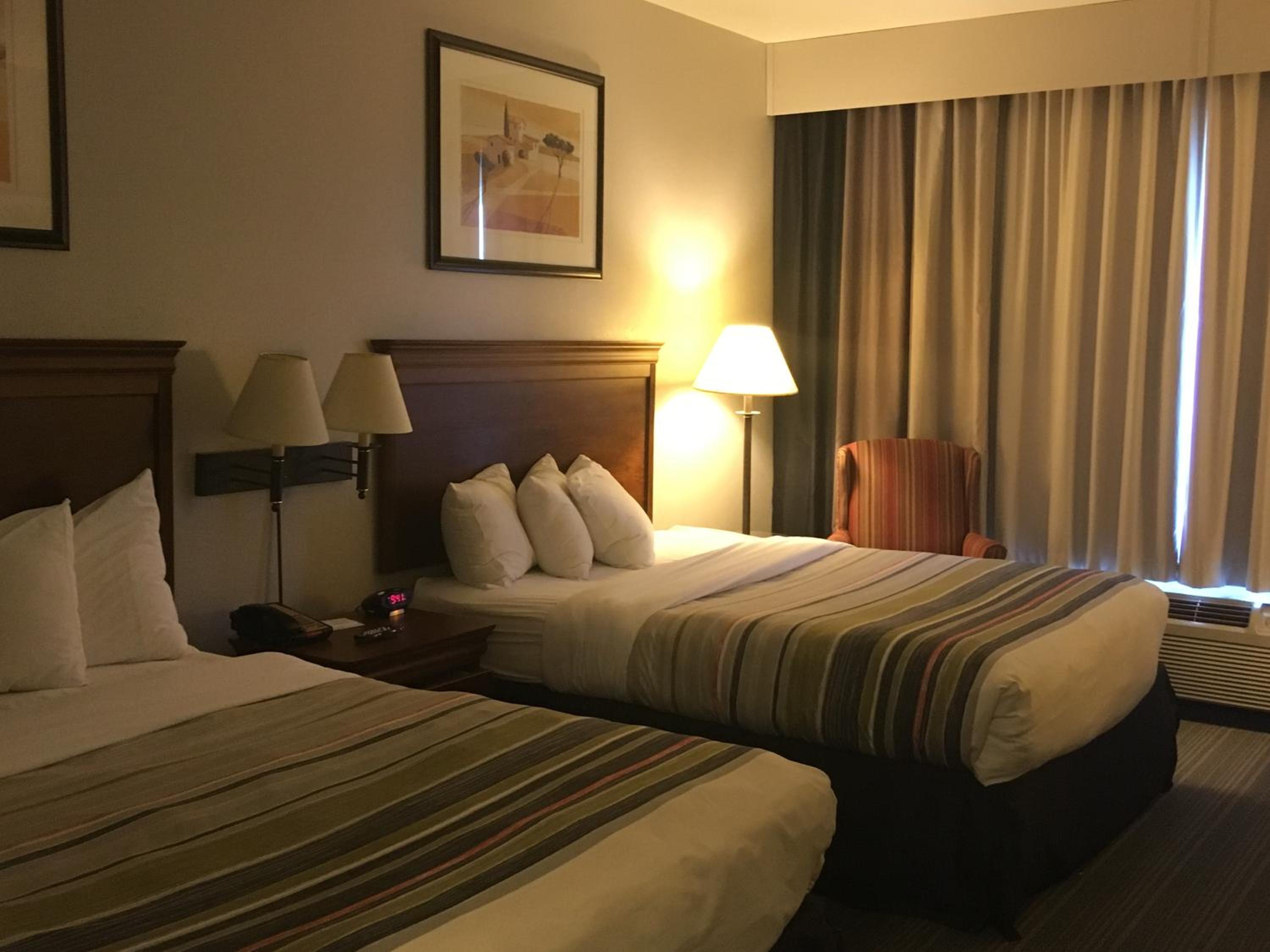 Queen Room with Two Queen Beds - Non-Smoking - Photo 2