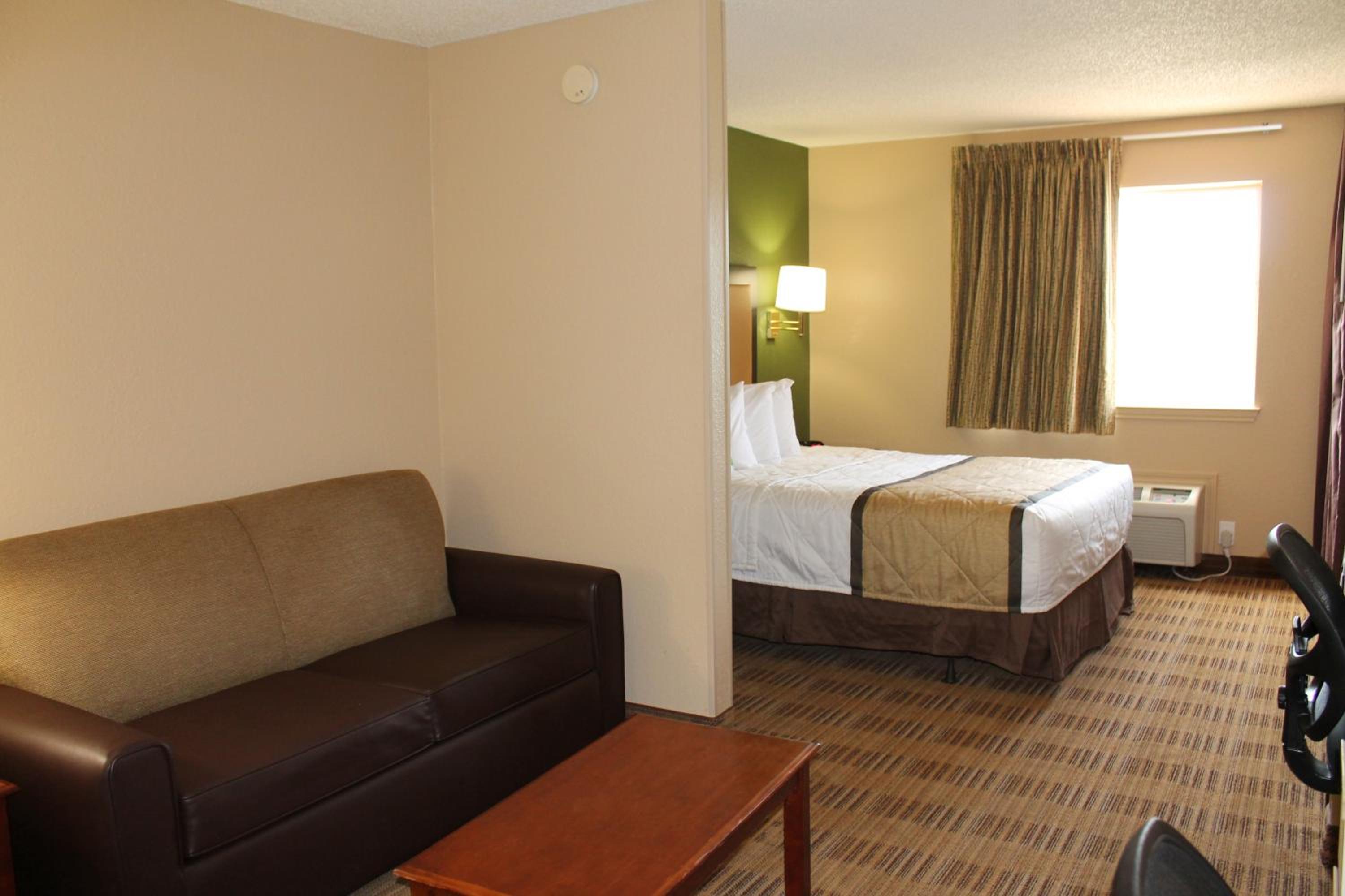 Deluxe Studio with 1 Queen Bed - Non-Smoking - Photo 3