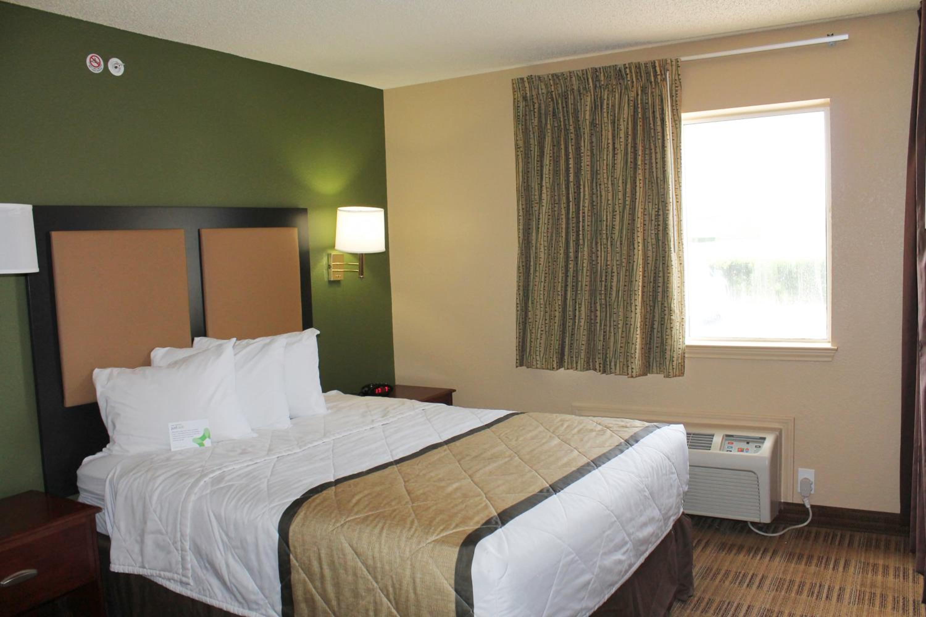 Deluxe Studio with 1 Queen Bed - Non-Smoking - Photo 1
