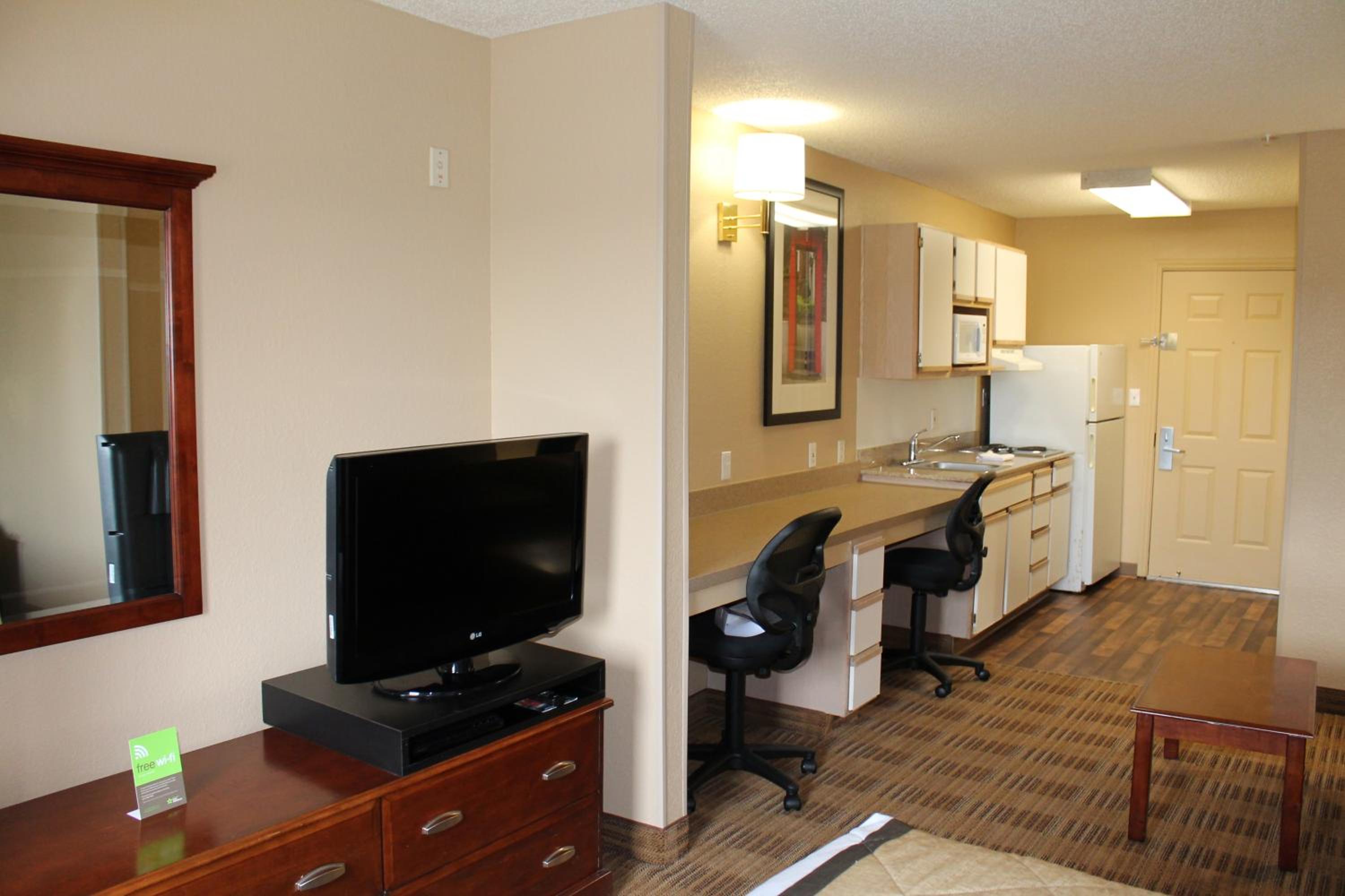Deluxe Studio with 1 Queen Bed - Non-Smoking - Photo 5