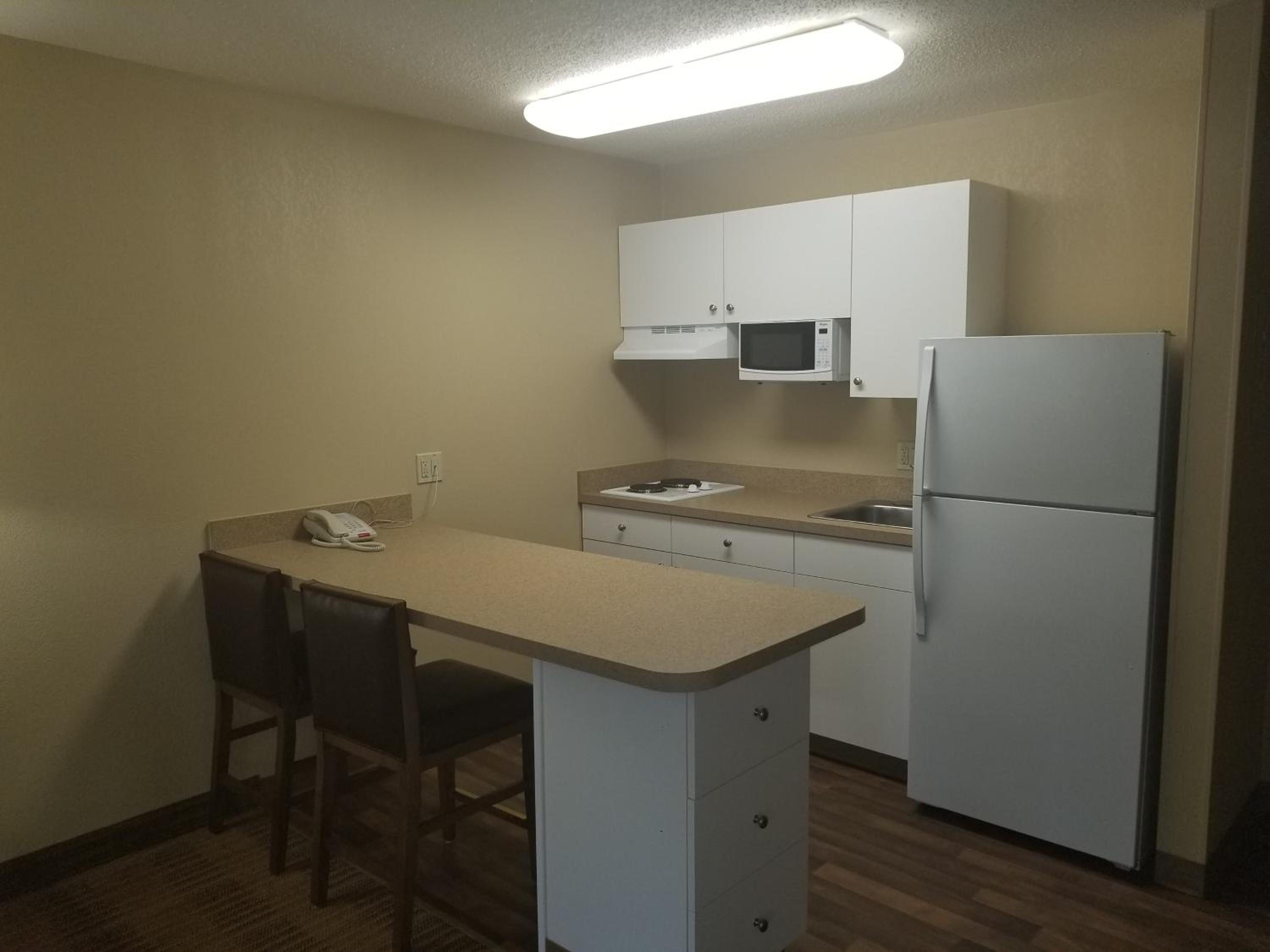 Deluxe Studio with 2 Queen Beds - Non-Smoking photo 2