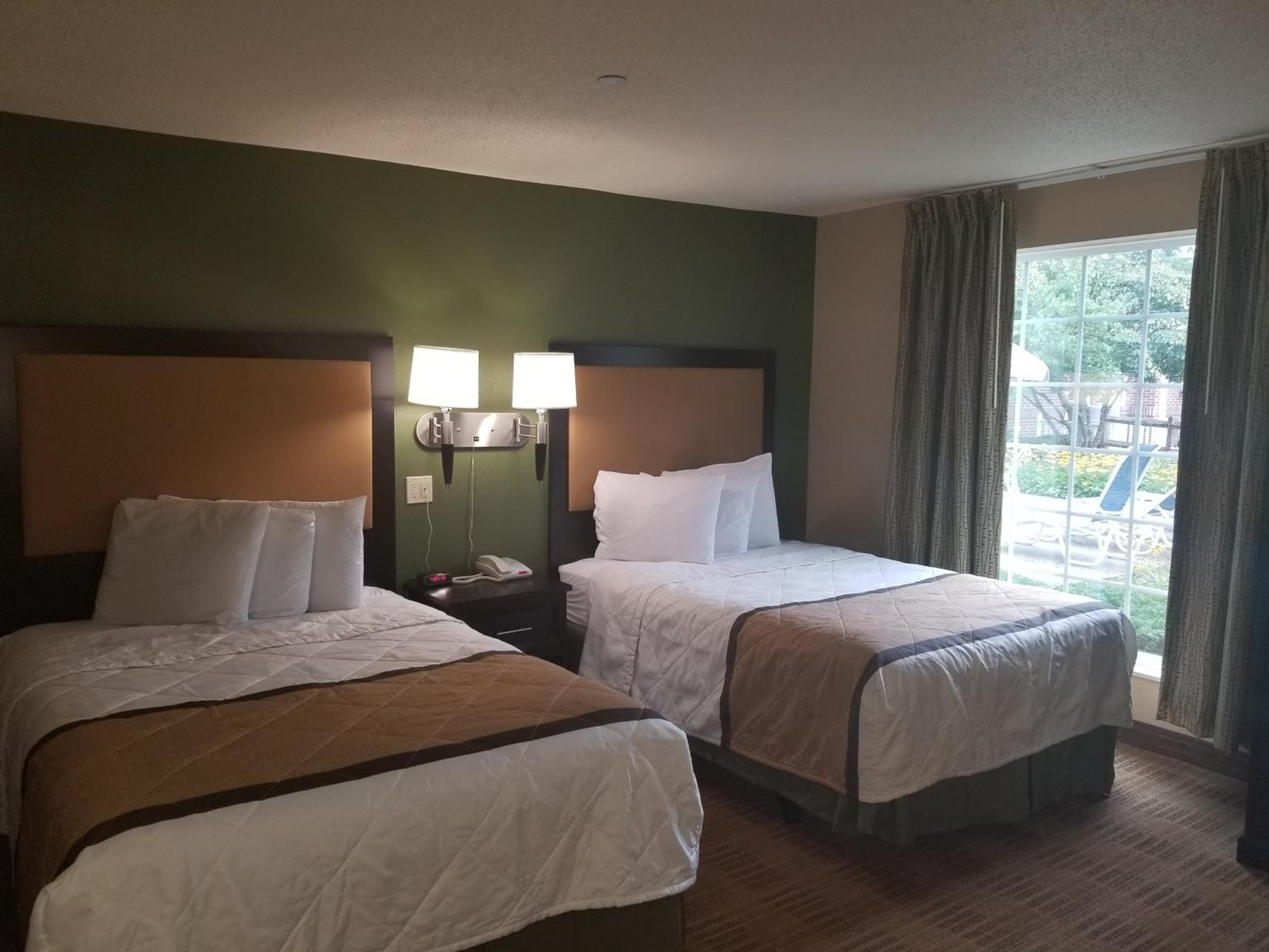 Deluxe Studio with 2 Queen Beds - Non-Smoking photo 1