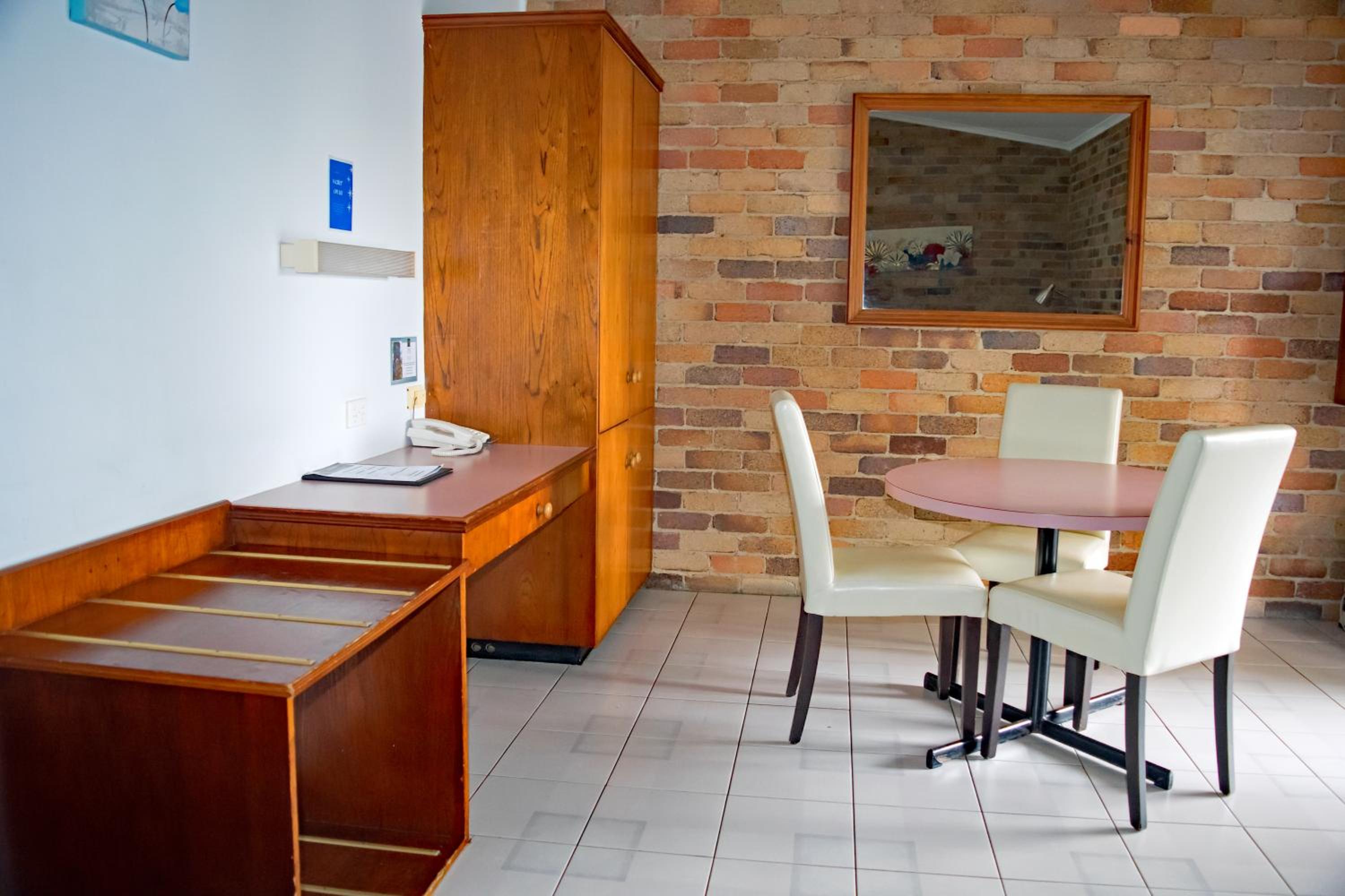 Executive Suite - Photo 3