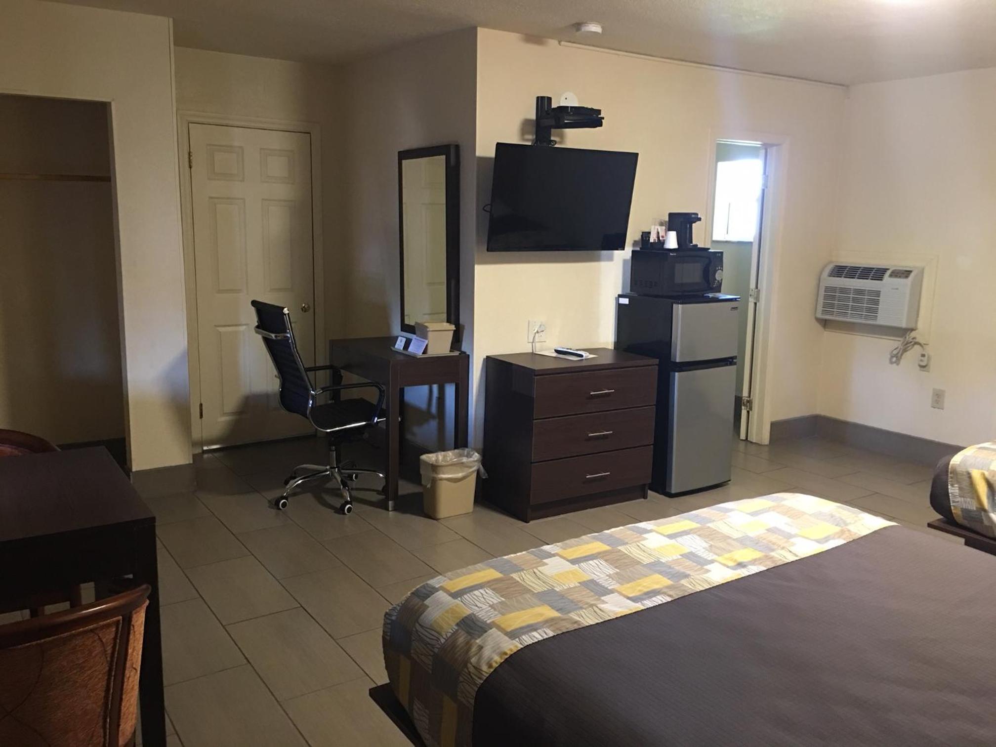 Queen Room with Two Queen Beds photo 3
