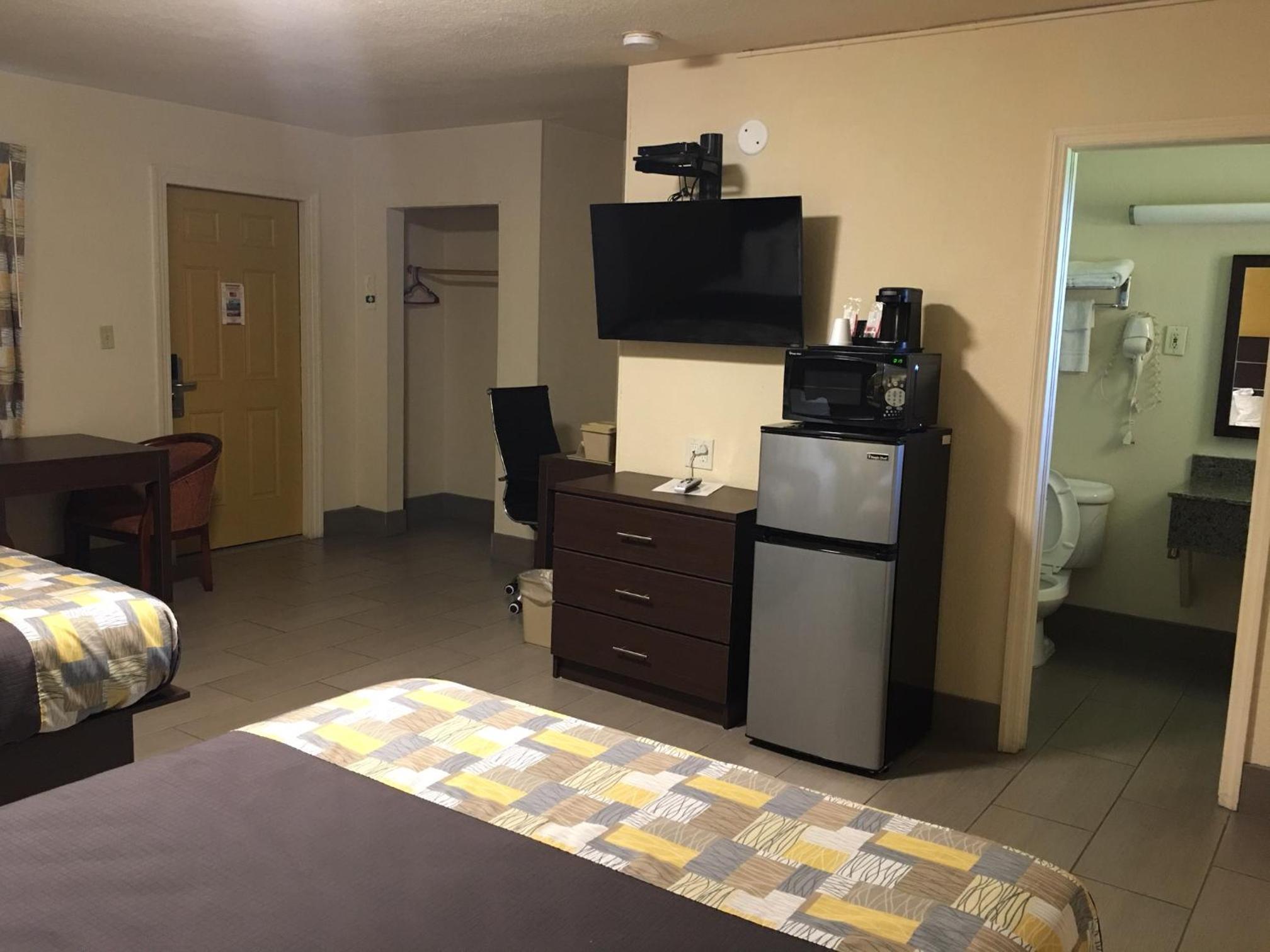 Queen Room with Two Queen Beds photo 2