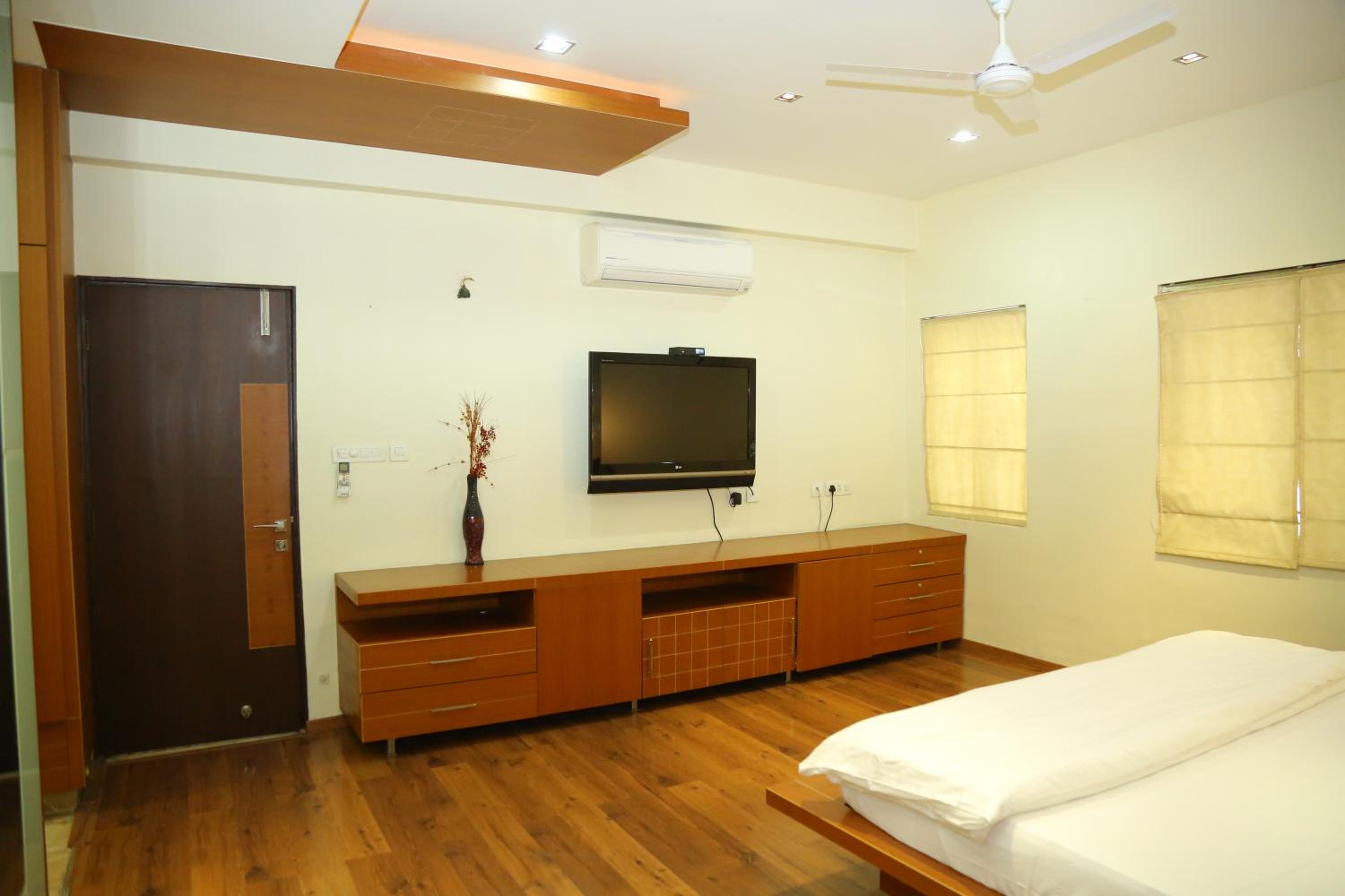 Apartment with Balcony - Photo 6