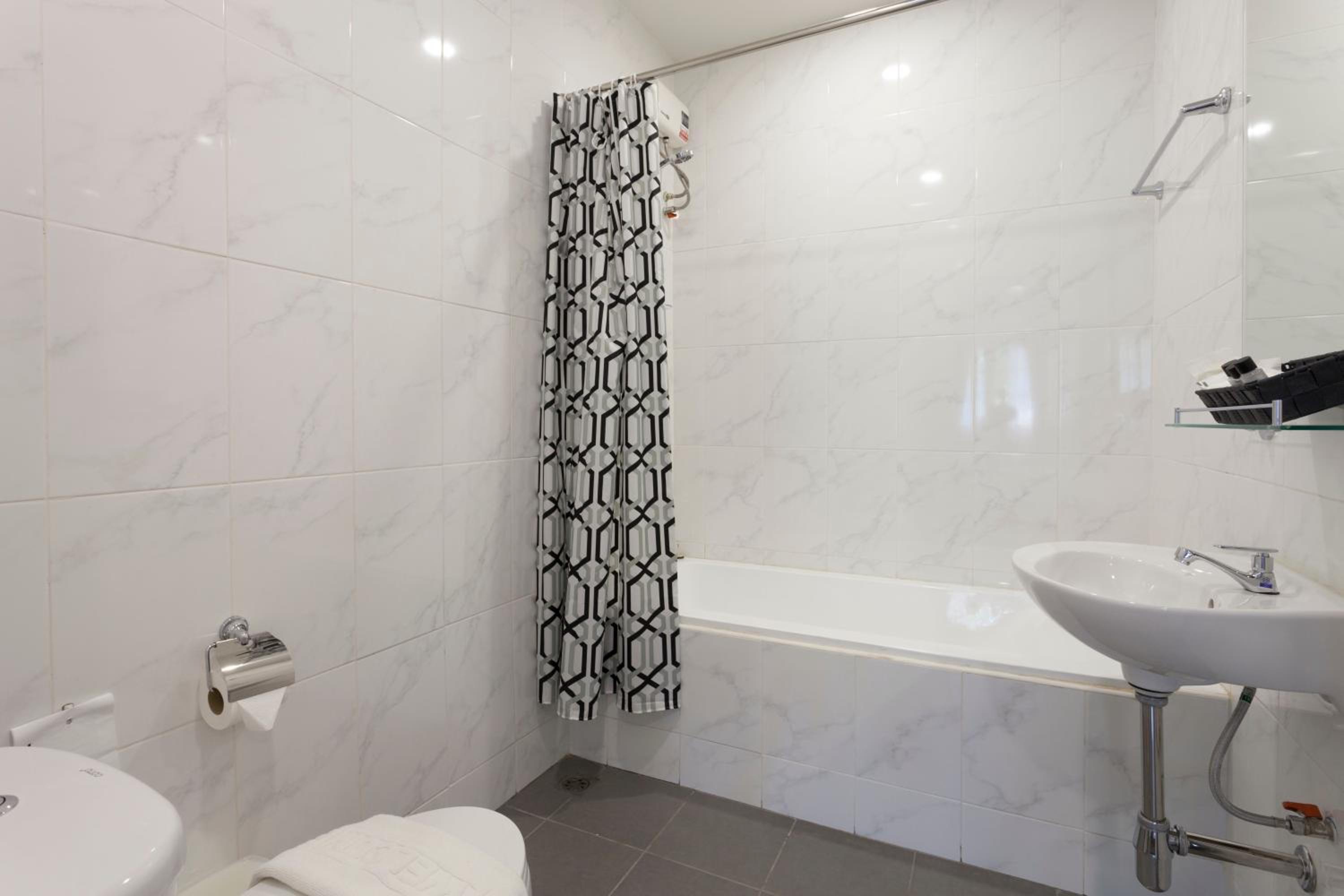 Deluxe Double Room with Bath - Photo 11